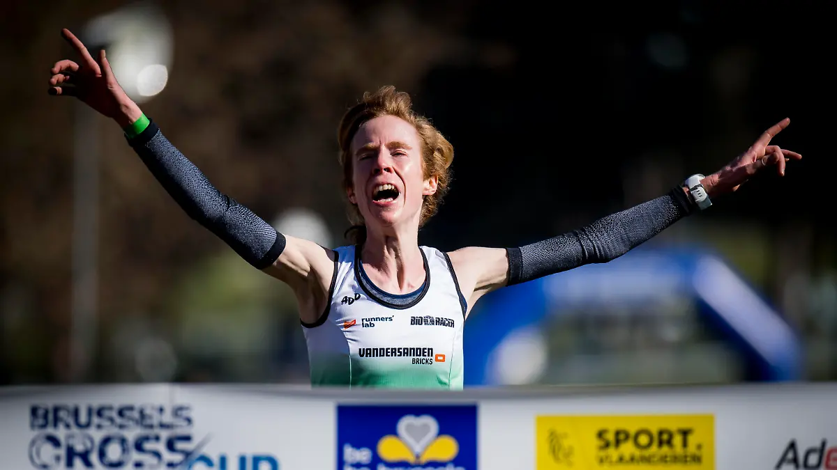 Mieke Gorissen celebrates after winning the women's race at the first stage (out of three) of the 'CrossCup' cross country running trophy, Sunday 28 February 2021, in Brussels