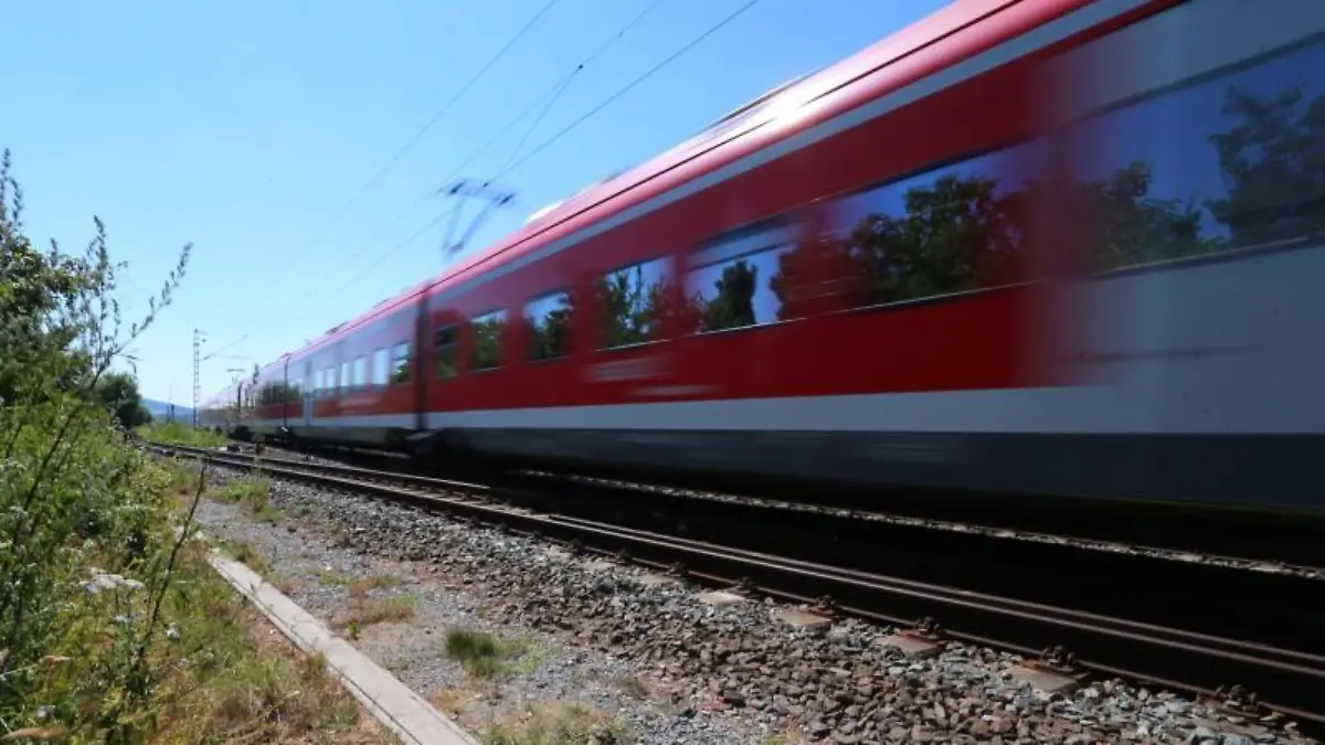 Fahrender Regionalzug