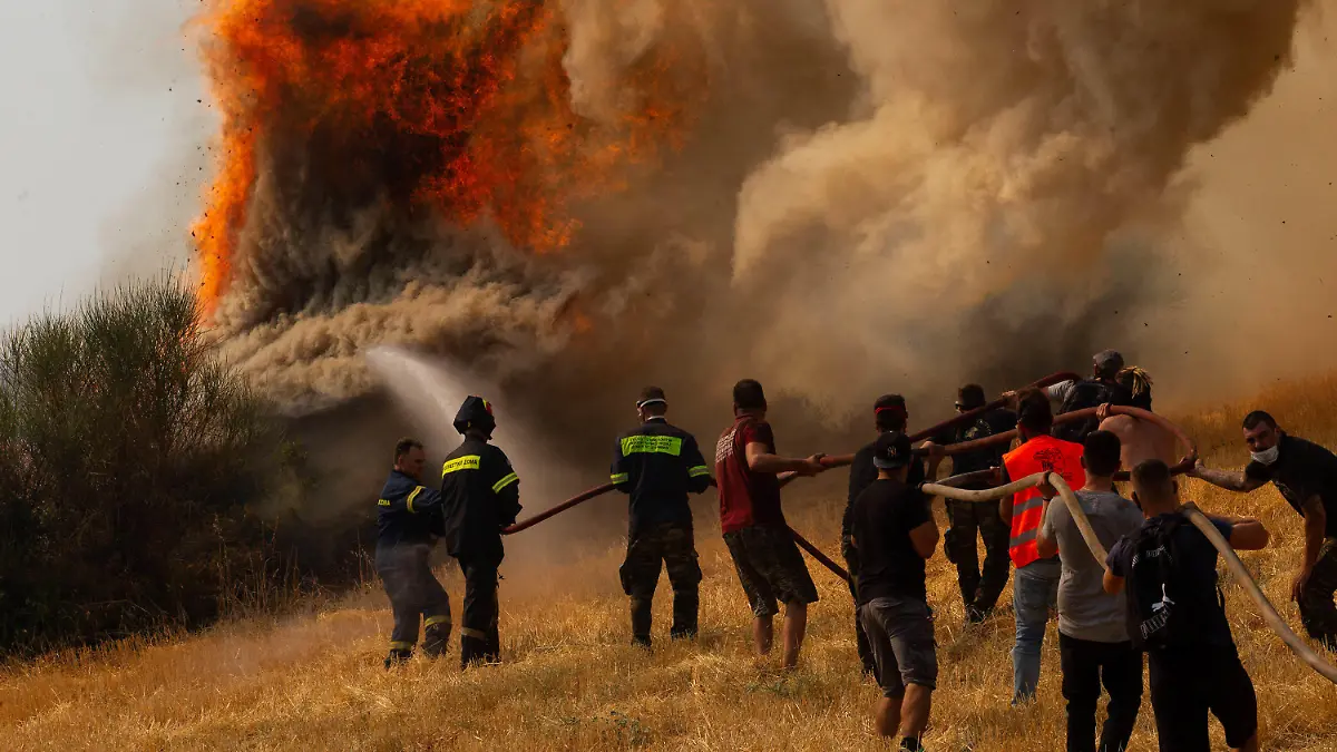 dpatopbilder - 06.08.2021, Griechenland, Afidnes: Feuerwehrleute und Freiwillige versuchen ein Feuer in Afidnes, etwa 30 Kilometer von der griechischen Hauptstadt Athen entfernt, zu löschen. Die Brände in Griechenland sind weiterhin außer Kontrolle. Foto: Marios Lolos/XinHua/dpa +++ dpa-Bildfunk +++