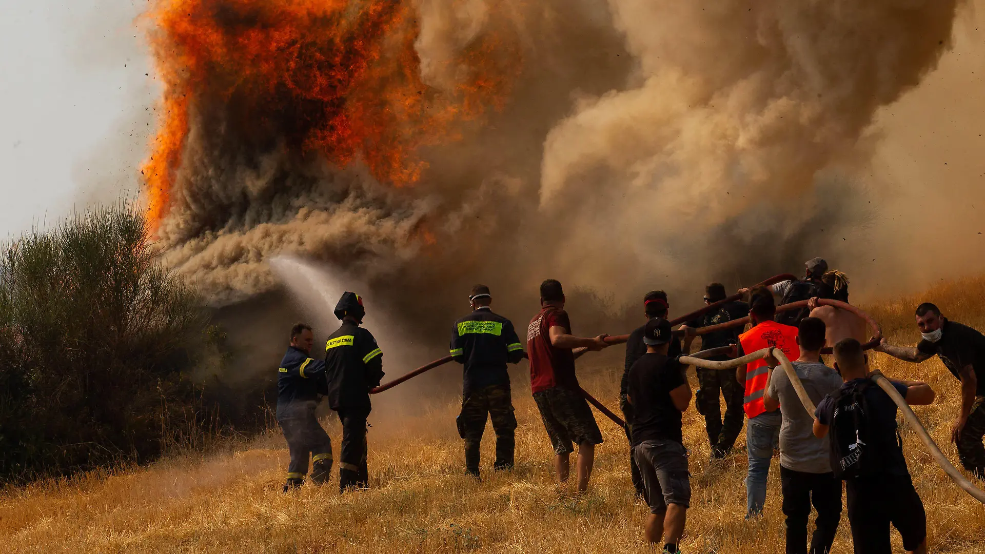 dpatopbilder - 06.08.2021, Griechenland, Afidnes: Feuerwehrleute und Freiwillige versuchen ein Feuer in Afidnes, etwa 30 Kilometer von der griechischen Hauptstadt Athen entfernt, zu löschen. Die Brände in Griechenland sind weiterhin außer Kontrolle. Foto: Marios Lolos/XinHua/dpa +++ dpa-Bildfunk +++
