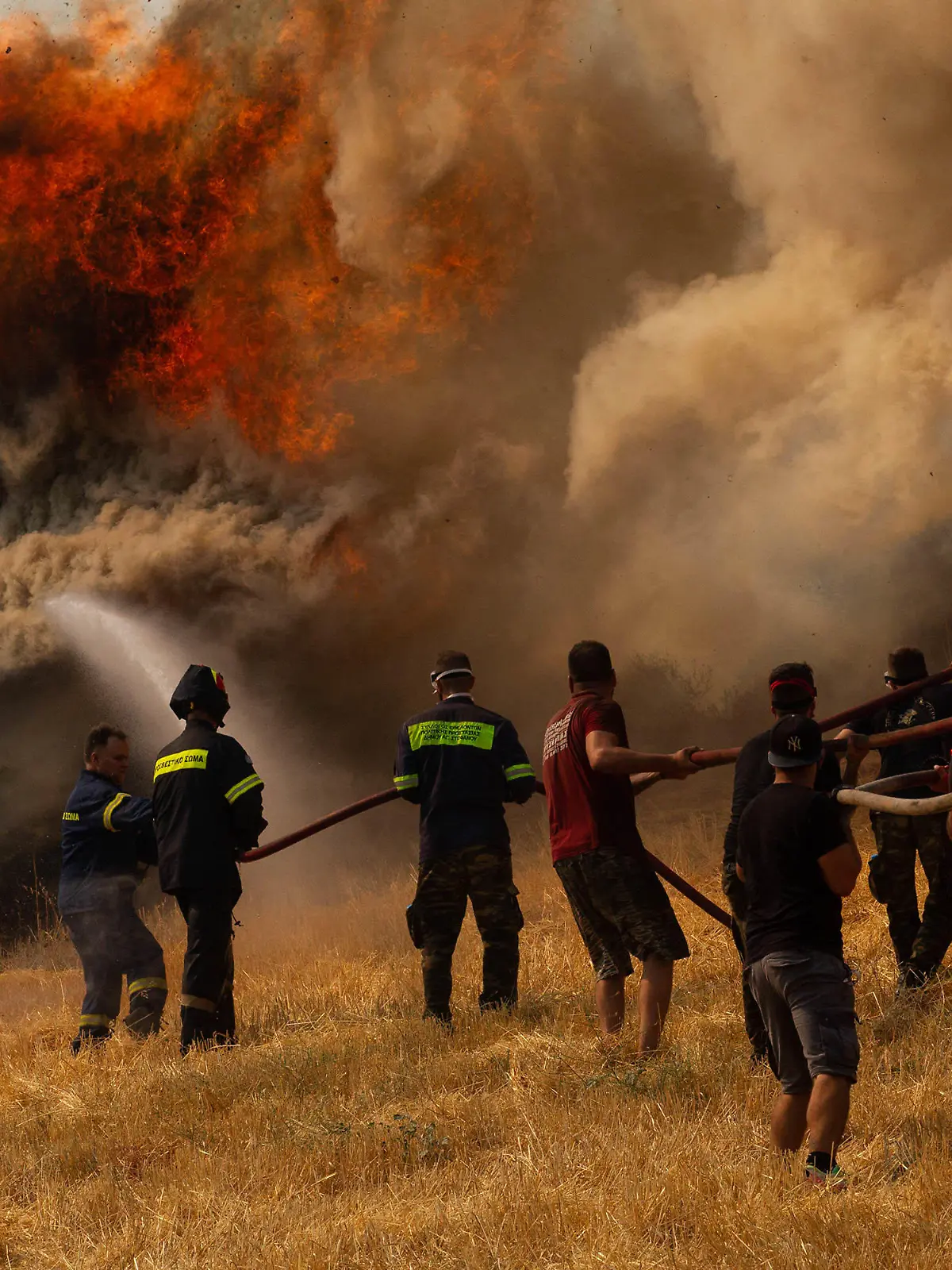 dpatopbilder - 06.08.2021, Griechenland, Afidnes: Feuerwehrleute und Freiwillige versuchen ein Feuer in Afidnes, etwa 30 Kilometer von der griechischen Hauptstadt Athen entfernt, zu löschen. Die Brände in Griechenland sind weiterhin außer Kontrolle. Foto: Marios Lolos/XinHua/dpa +++ dpa-Bildfunk +++