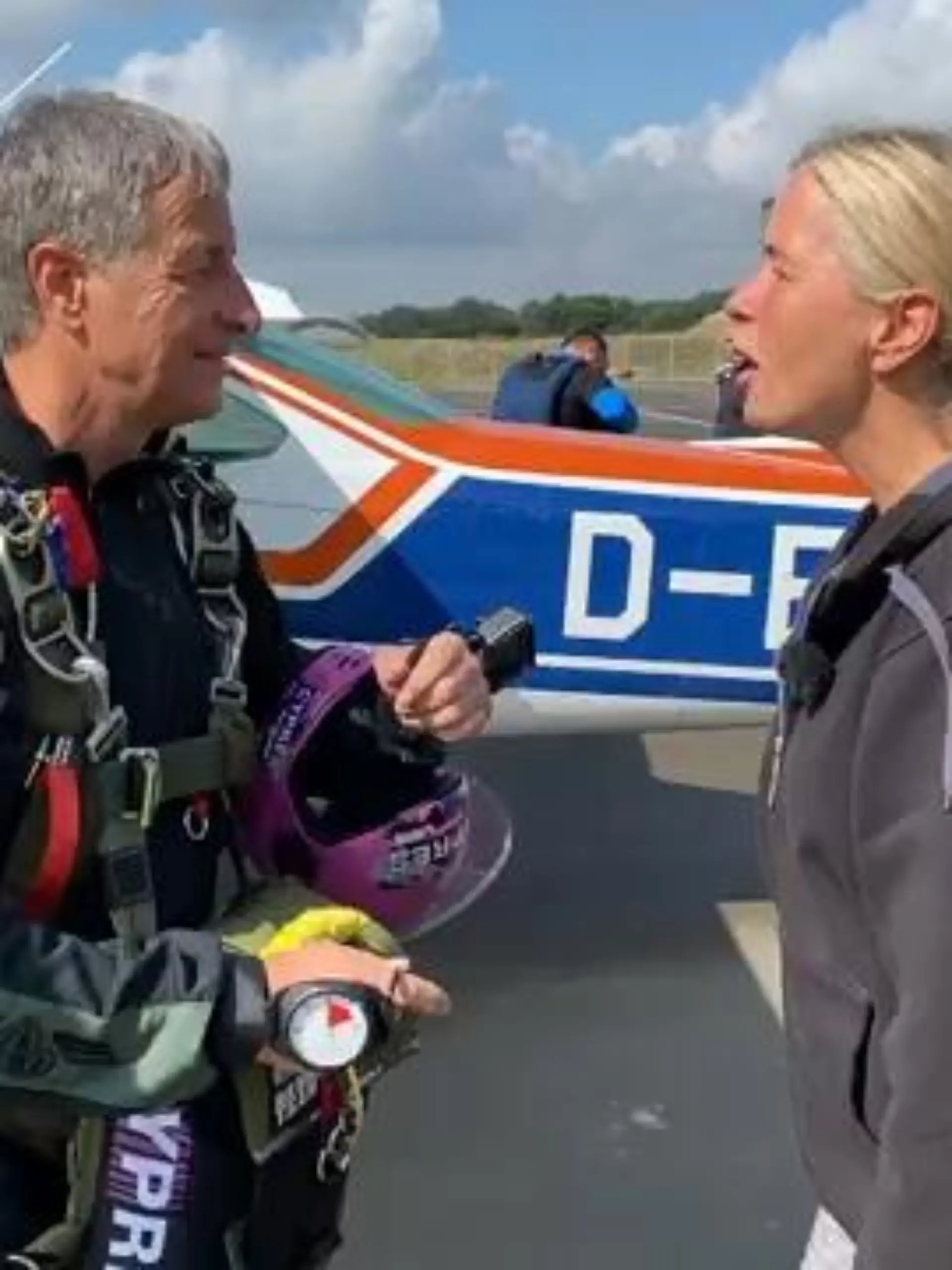 Auf dem Flugplatz in Husum, Schleswig-Holstein, trainiert Rolf Grabowsky für seinen Weltrekordversuch im Oktober