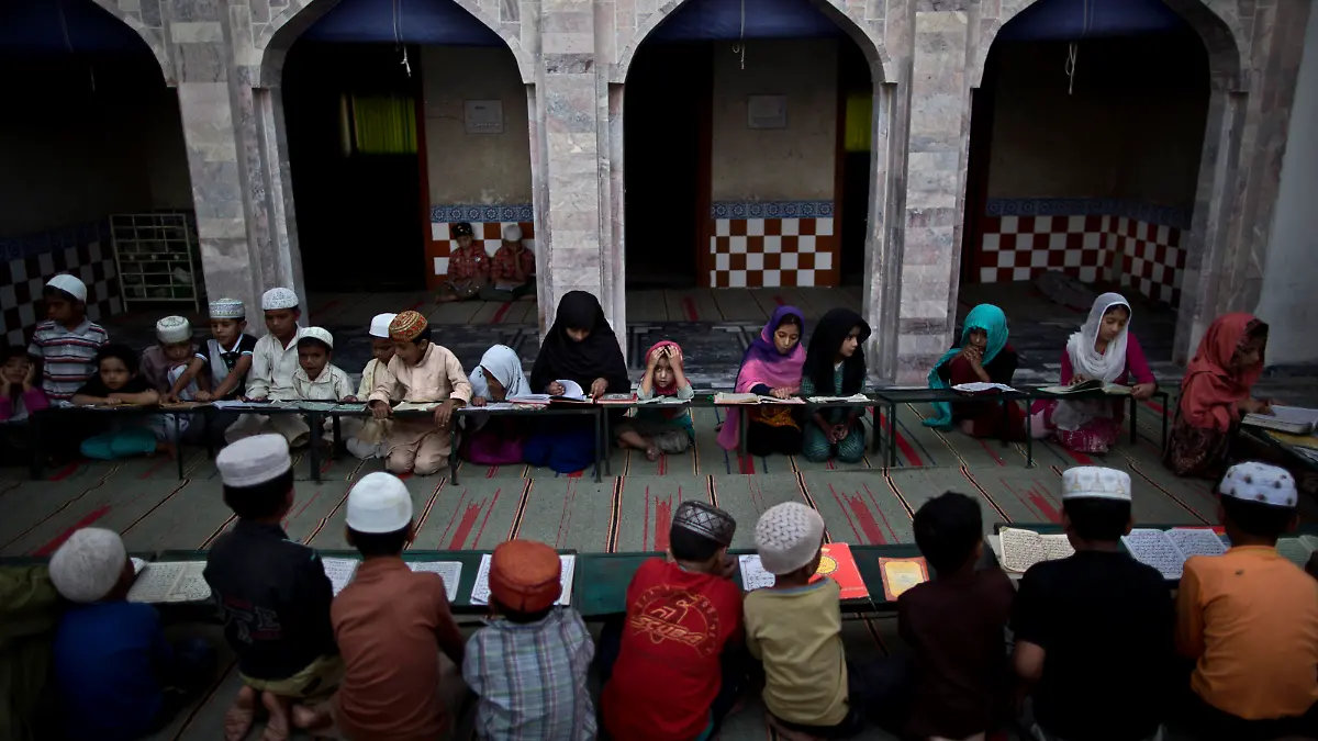 Symbolbild: Islamische Kinder in Pakistan besuchen eine Madrasa (eine religiöse Schule) in Islamabad. (AP Photo/Muhammed Muheisen)
