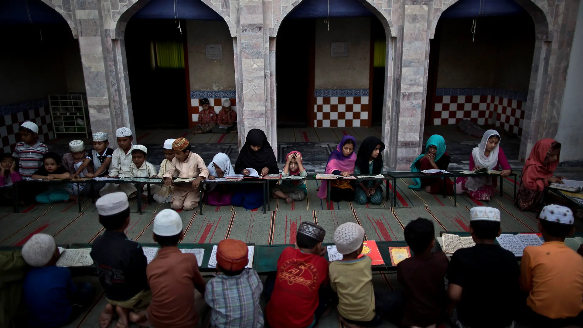 Symbolbild: Islamische Kinder in Pakistan besuchen eine Madrasa (eine religiöse Schule) in Islamabad. (AP Photo/Muhammed Muheisen)