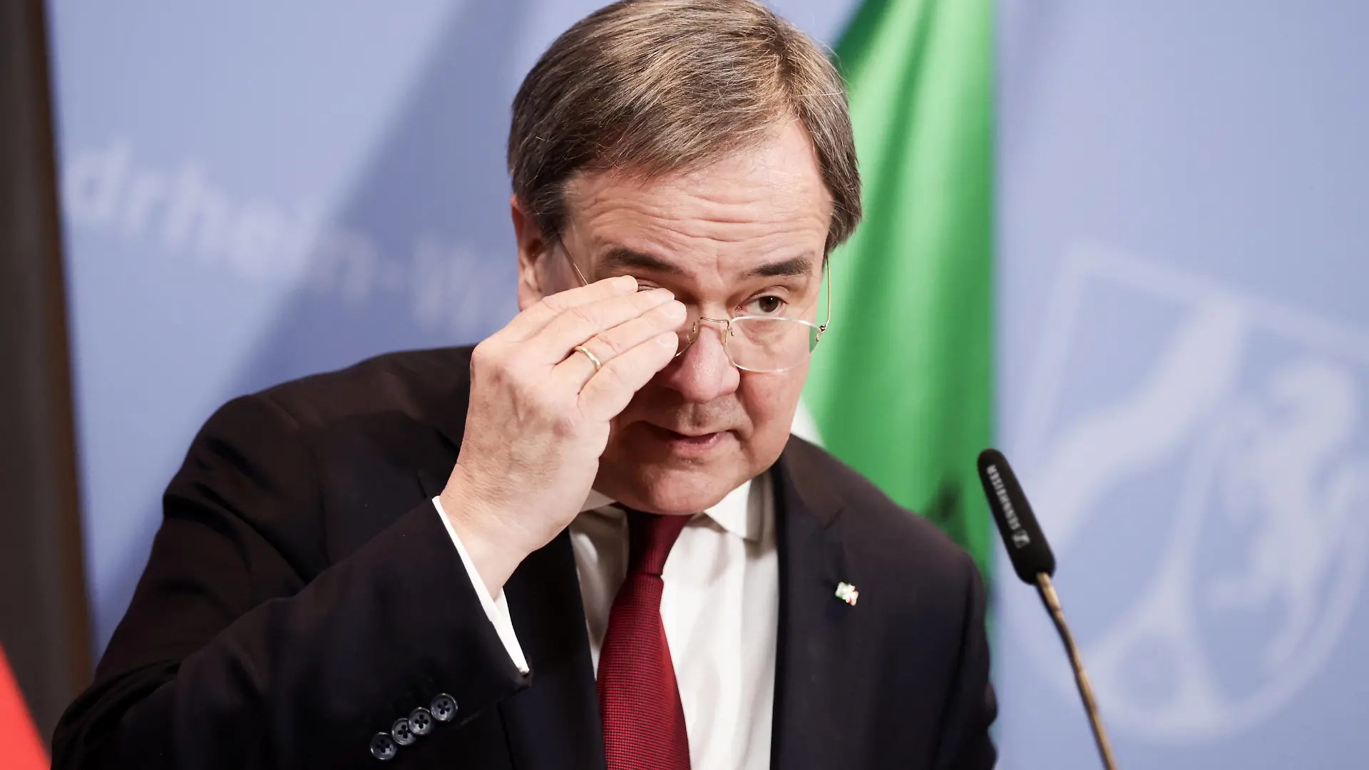 Coronavirus - Statement Laschet Armin Laschet CDU, Ministerpräsident von Nordrhein-Westfalen, gibt in der Staatskanzlei ein Statement zum weiteren Vorgehen in der Corona-Pandemie nach einem virtuellen Treffen zwischen der Bundeskanzlerin und den Ministerpräsidenten der Länder. Düsseldorf Nordrhein-Westfalen Deutschland *** Coronavirus Statement Laschet Armin Laschet CDU , Minister President of North Rhine Westphalia, gives a statement in the State Chancellery on the further course of action in the corona pandemic after a virtual meeting between the Chancellor and the Minister Presidents of the Länder Düsseldorf North Rhine Westphalia Germany Poolfoto dpa ,EDITORIAL USE ONLY