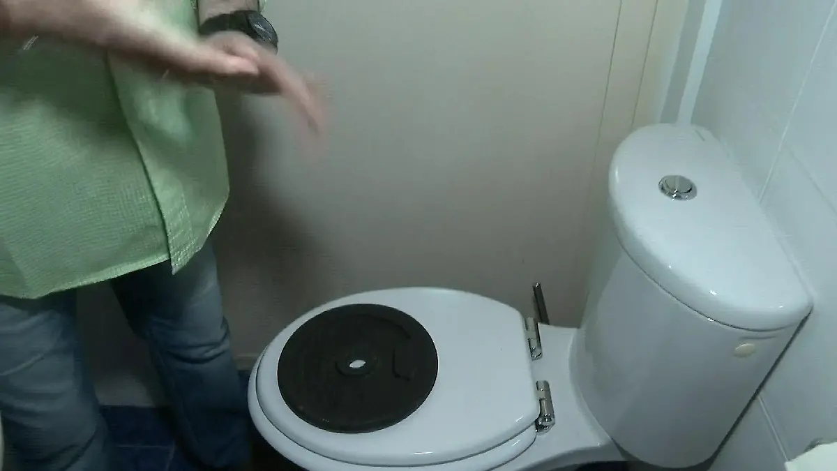 Mit dem Gewicht möchte der Anwohner verhindern, dass die Schlange aus der Toilette kommt.