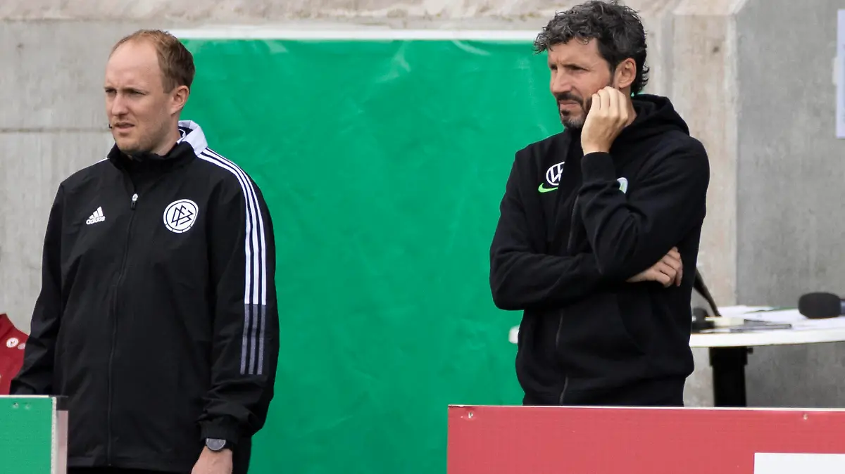  Fußball: DFB-Pokal, Saison 2021/2022, 1. Runde, SC Preußen Münster - VfL Wolfsburg am 08.08.2021 in Münster Nordrhein-Westfalen. Wolfsburgs Trainer Mark van Bommel rechts und der vierte Offizielle Tobias Fritsch stehen an der Seitenlinie WICHTIGER HINWEIS: Gemäß den Vorgaben der DFL Deutsche Fußball Liga bzw. des DFB Deutscher Fußball-Bund ist es untersagt, in dem Stadion und/oder vom Spiel angefertigte Fotoaufnahmen in Form von Sequenzbildern und/oder videoähnlichen Fotostrecken zu verwerten bzw. verwerten zu lassen. *** Football DFB Cup, season 2021 2022, 1 round, SC Preußen Münster VfL Wolfsburg on 08 08 2021 in Münster North Rhine Westphalia Wolfsburg coach Mark van Bommel right and the fourth official Tobias Fritsch are on the sidelines IMPORTANT NOTE According to the requirements of the DFL German Football League and the DFB German Football Association is prohibited in the stadium and or from the game made photographs in the form of sequence images and or video-like photo series to exploit or exploit to let Copyright: xKirchner/MarcoxSteinbrennerx