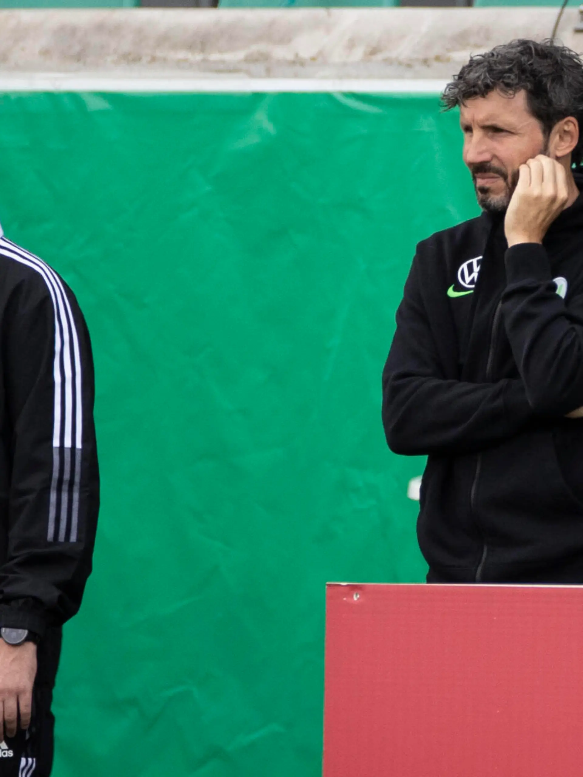  Fußball: DFB-Pokal, Saison 2021/2022, 1. Runde, SC Preußen Münster - VfL Wolfsburg am 08.08.2021 in Münster Nordrhein-Westfalen. Wolfsburgs Trainer Mark van Bommel rechts und der vierte Offizielle Tobias Fritsch stehen an der Seitenlinie WICHTIGER HINWEIS: Gemäß den Vorgaben der DFL Deutsche Fußball Liga bzw. des DFB Deutscher Fußball-Bund ist es untersagt, in dem Stadion und/oder vom Spiel angefertigte Fotoaufnahmen in Form von Sequenzbildern und/oder videoähnlichen Fotostrecken zu verwerten bzw. verwerten zu lassen. *** Football DFB Cup, season 2021 2022, 1 round, SC Preußen Münster VfL Wolfsburg on 08 08 2021 in Münster North Rhine Westphalia Wolfsburg coach Mark van Bommel right and the fourth official Tobias Fritsch are on the sidelines IMPORTANT NOTE According to the requirements of the DFL German Football League and the DFB German Football Association is prohibited in the stadium and or from the game made photographs in the form of sequence images and or video-like photo series to exploit or exploit to let Copyright: xKirchner/MarcoxSteinbrennerx