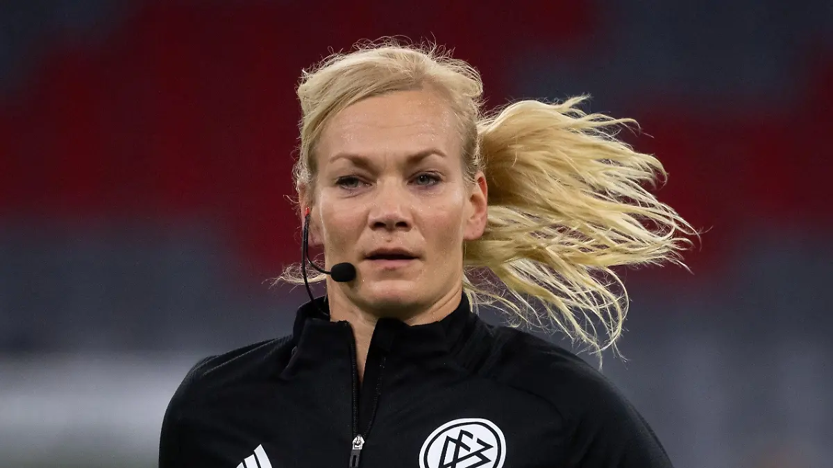 ARCHIV - 30.09.2020, Bayern, München: Fußball: DFL-Supercup, Bayern München - Borussia Dortmund in der Allianz Arena. Schiedsrichterin Bibiana Steinhaus-Webb wärmt sich vor dem Spiel auf. (zu dpa "DFB-Gespräche über Doppelspitze - Kritik an Beschluss zum WM-Bericht»") Foto: Sven Hoppe/dpa +++ dpa-Bildfunk +++