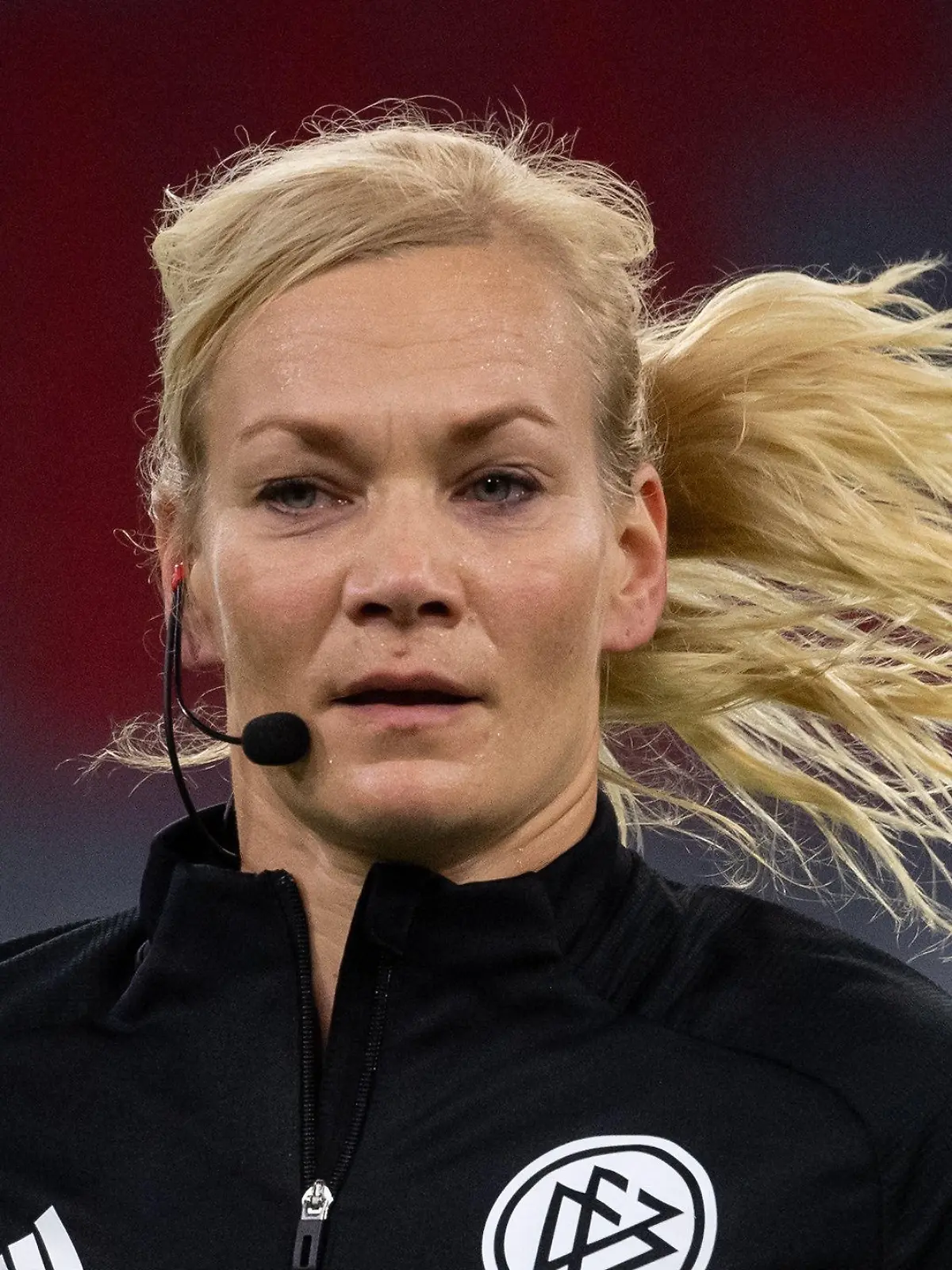 ARCHIV - 30.09.2020, Bayern, München: Fußball: DFL-Supercup, Bayern München - Borussia Dortmund in der Allianz Arena. Schiedsrichterin Bibiana Steinhaus-Webb wärmt sich vor dem Spiel auf. (zu dpa "DFB-Gespräche über Doppelspitze - Kritik an Beschluss zum WM-Bericht»") Foto: Sven Hoppe/dpa +++ dpa-Bildfunk +++