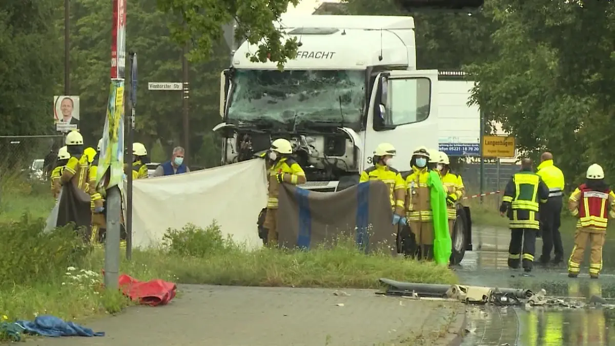 Lkw prallt nahe Hannover in Linienbus Junge Frau wird aus dem Bus herausgeschleudert