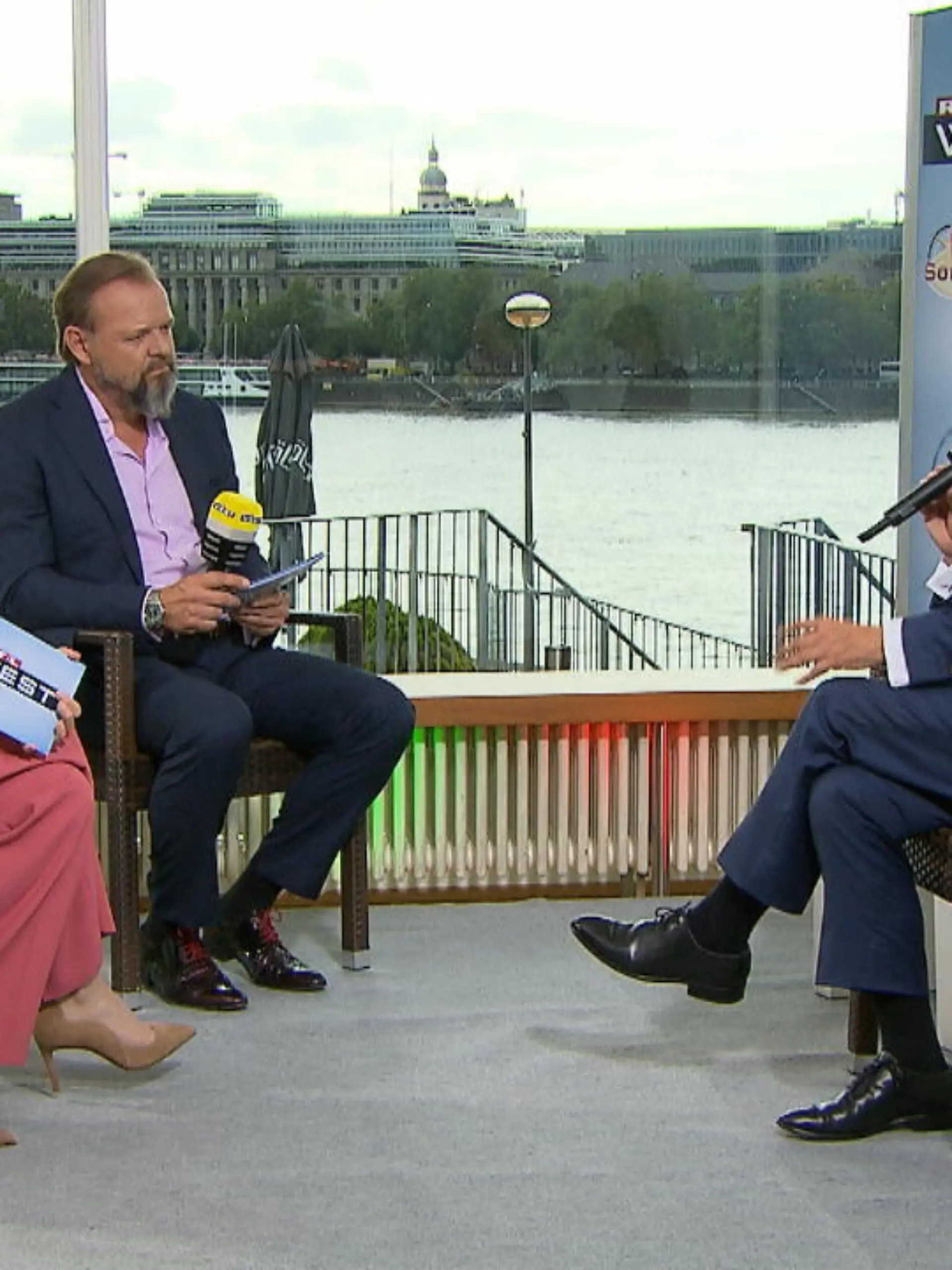 Er ist nicht nur NRW-Ministerpräsident und CDU-Parteichef, sondern auch Kanzlerkandidat: Armin Laschet.
Flutkatastrophe und Corona: Wir fragen Armin Laschet, wie es in NRW weitergeht. Im großen RTL WEST Sommerplausch.