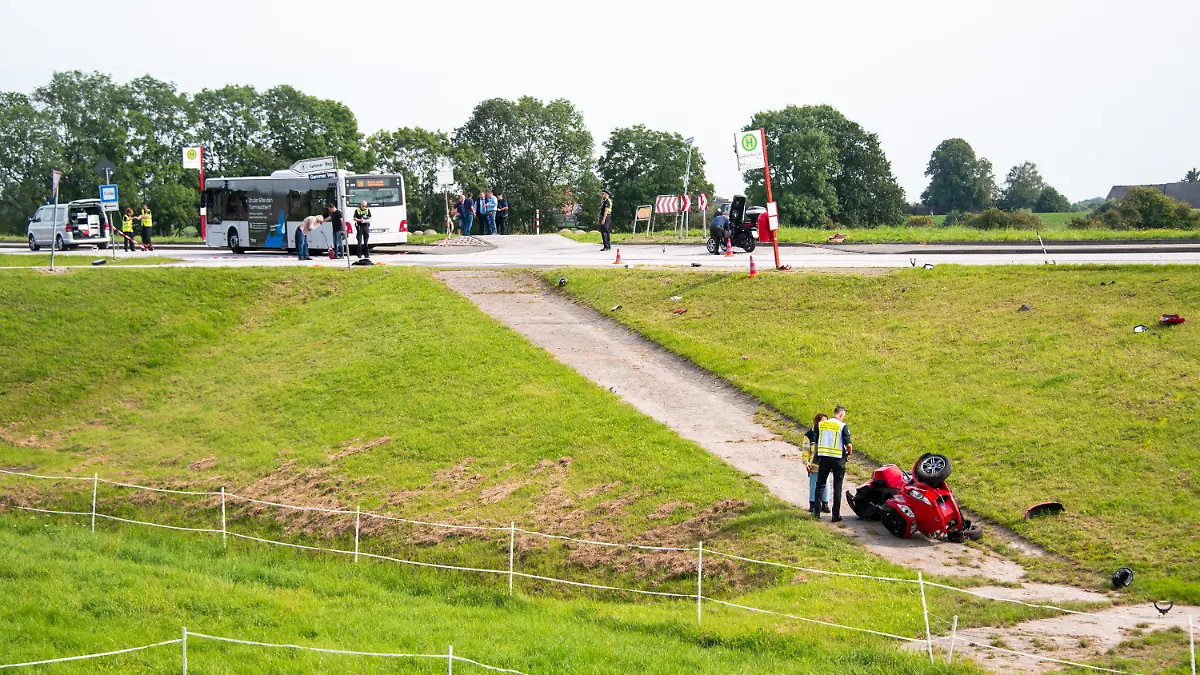 24.08.2023, Hamburg: Einsatzkräfte stehen im Stadtteil Altengamme nach einem Verkehrsunfall an einem Quad-Trike. Beim Zusammenstoß des Quad-Trikes mit zwei Fußgängern sind ein Junge ums Leben gekommen und drei weitere Personen schwer verletzt worden. Foto: Daniel Bockwoldt/dpa +++ dpa-Bildfunk +++