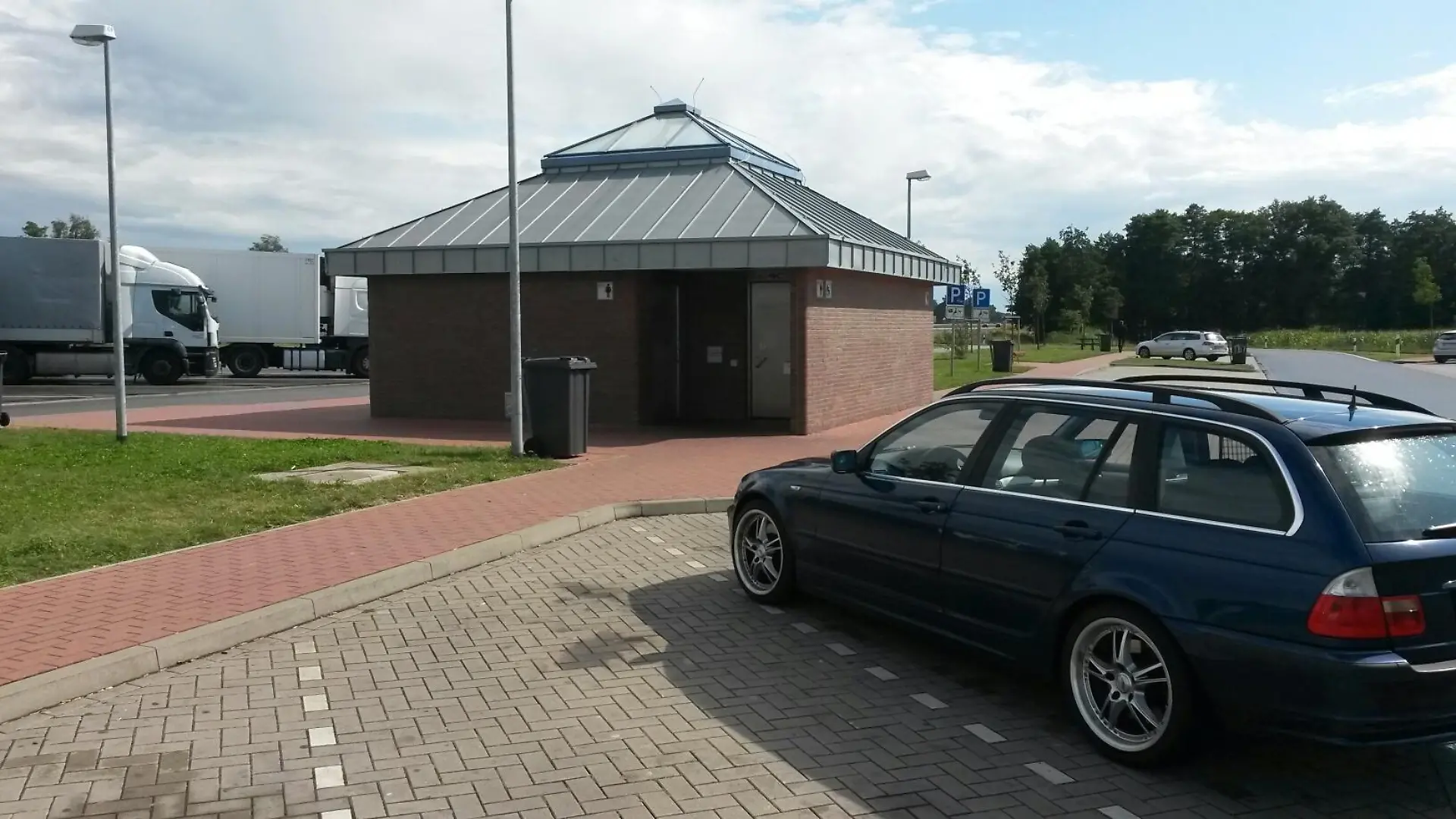 Fahrzeuge parken am 19.08.2014 auf dem Rastplatz Bakumer Wiesen West bei Bakum (Niedersachsen). Eine Autofahrerin hat ein totes Neugeborenes auf einer Toilette an der Autobahn 1 bei Bakum zwischen Bremen und Osnabrück entdeckt. Foto: Nord-West-Media TV/dpa (zu lni «Totes Neugeborenes auf Autobahn-Toilette entdeckt» vom 19.08.2014) +++(c) dpa - Bildfunk+++