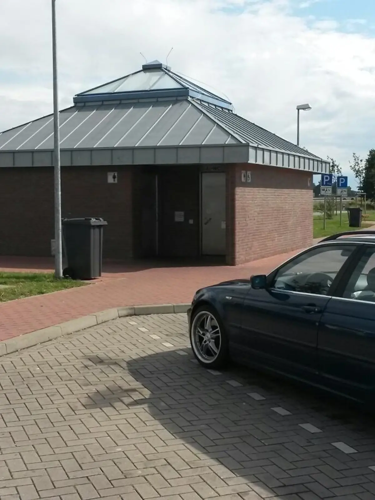 Fahrzeuge parken am 19.08.2014 auf dem Rastplatz Bakumer Wiesen West bei Bakum (Niedersachsen). Eine Autofahrerin hat ein totes Neugeborenes auf einer Toilette an der Autobahn 1 bei Bakum zwischen Bremen und Osnabrück entdeckt. Foto: Nord-West-Media TV/dpa (zu lni «Totes Neugeborenes auf Autobahn-Toilette entdeckt» vom 19.08.2014) +++(c) dpa - Bildfunk+++