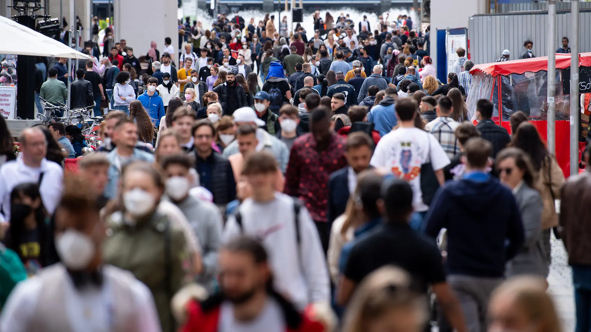 ARCHIV - 29.05.2021, Bayern, München: Zahlreiche Menschen spazieren durch die Fußgängerzone in der Innenstadt. Die Hoffnung auf Herdenimmunität ist fast so alt wie die Corona-Pandemie. Unter anderem ansteckendere Virusvarianten wie Delta lassen dahinter aber Fragezeichen entstehen. (zu dpa «Unerreichbare Herdenimmunität bei Corona? - Delta und weitere Risiken») Foto: Sven Hoppe/dpa +++ dpa-Bildfunk +++