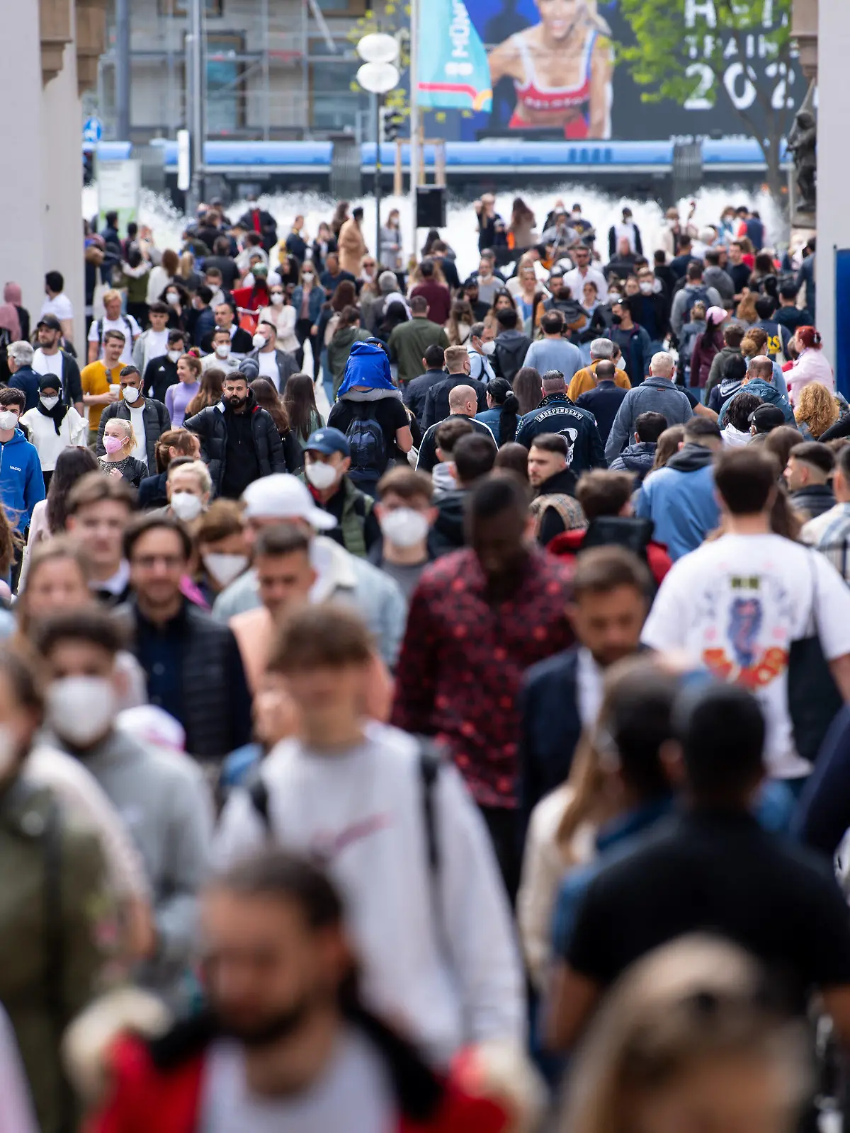 ARCHIV - 29.05.2021, Bayern, München: Zahlreiche Menschen spazieren durch die Fußgängerzone in der Innenstadt. Die Hoffnung auf Herdenimmunität ist fast so alt wie die Corona-Pandemie. Unter anderem ansteckendere Virusvarianten wie Delta lassen dahinter aber Fragezeichen entstehen. (zu dpa «Unerreichbare Herdenimmunität bei Corona? - Delta und weitere Risiken») Foto: Sven Hoppe/dpa +++ dpa-Bildfunk +++