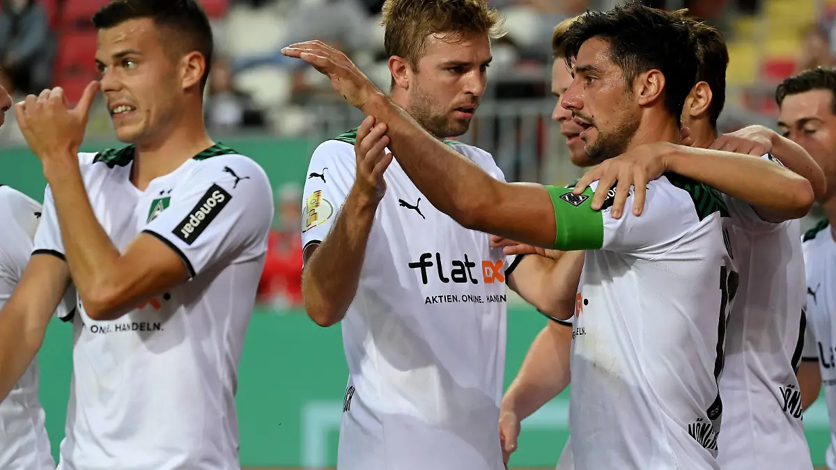 Kaiserslautern, Fritz-Walter-Stadion, 09.08.21, GER, Herren, DFB-Pokal, 1.FC Kaiserslautern - Borussia Moenchengladbach Bild: Lars Stindl Gladbach jubelt nach seinem Tor zum 0:1 Nur fuer journalistische Zwecke Only for editorial use Gemaess den Vorgaben der DFL Deutsche Fußball Liga ist es untersagt, in dem Stadion und/oder vom Spiel angefertigte Fotoaufnahmen in Form von Sequenzbildern und/oder videoaehnlichen Fotostrecken zu verwerten bzw. verwerten zu lassen. DFL regulations prohibit any use of photographs as image sequences and/or quasi-video. Rheinland-Pfalz Deutschland *** Kaiserslautern, Fritz Walter Stadion, 09 08 21, GER, Herren, DFB Pokal, 1 FC Kaiserslautern Borussia Moenchengladbach Bild Lars Stindl Gladbach cheers after his goal for 0 1 Only for journalistic use Only for editorial use According to the regulations of the DFL Deutsche Fußball Liga it is prohibited, DFL regulations prohibit any use of photographs as image sequences and or quasi video Rheinland Pfalz Germany