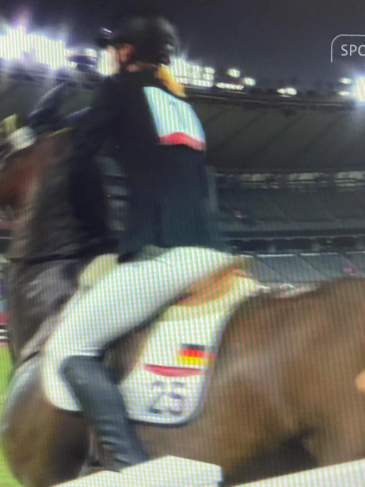 SCREENSHOT - 07.08.2021, Japan, Tokio: Fünfkampf-Bundestrainerin Kim Raisner (r) wurde vom Rest der Olympischen Spiele ausgeschlossen. Durch ihre lautstarken Aufforderungen an Fünfkämpferin Annika Schleu (l), das Pferd mit Schlägen ruhig zu stellen, war Raisner stark in die Kritik geraten. (zu dpa: Nach Fünfkampf-Drama: Raisner ausgeschlossen, Forderung nach Reformen) - Bestmögliche Qualität - Foto: -/ARD-Sportschau/dpa - ACHTUNG: Nur zur redaktionellen Verwendung im Zusammenhang mit der aktuellen Berichterstattung und nur mit vollständiger Nennung des vorstehenden Credits +++ dpa-Bildfunk +++