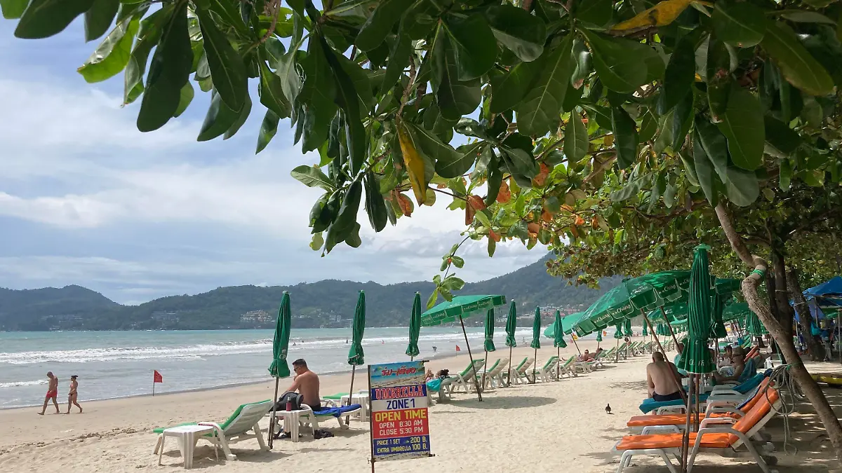 06.08.2021, Thailand, Phuket: Touristen halten sich im Rahmen des Modellprojekts "Sandbox" am Patong Beach auf. Phuket lässt seit 1. Juli vollständig geimpfte Urlauber quarantänefrei auf die Insel. So auch eine 57-jährige Schweizerin, die tot aufgefunden worden war. Indizien deuteten darauf hin, dass sie zunächst vergewaltigt und dann ermordet worden sei, berichtete die Zeitung «Bangkok Post» unter Berufung auf die Polizei. (zu dpa "Schweizerin tot auf Phuket entdeckt - Polizei ermittelt wegen Mordes") Foto: Carola Frentzen/dpa +++ dpa-Bildfunk +++