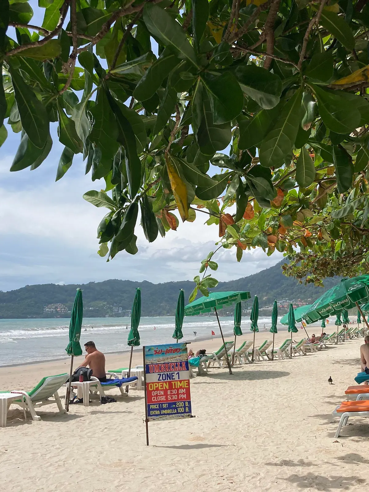 06.08.2021, Thailand, Phuket: Touristen halten sich im Rahmen des Modellprojekts "Sandbox" am Patong Beach auf. Phuket lässt seit 1. Juli vollständig geimpfte Urlauber quarantänefrei auf die Insel. So auch eine 57-jährige Schweizerin, die tot aufgefunden worden war. Indizien deuteten darauf hin, dass sie zunächst vergewaltigt und dann ermordet worden sei, berichtete die Zeitung «Bangkok Post» unter Berufung auf die Polizei. (zu dpa "Schweizerin tot auf Phuket entdeckt - Polizei ermittelt wegen Mordes") Foto: Carola Frentzen/dpa +++ dpa-Bildfunk +++