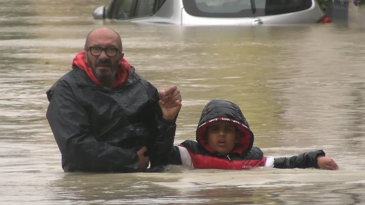 Katastrophale Szenen am Dienstagnachmittag in der Stadt Cesena. Der Fluss Savio ist nach extremen Regenfällen über die Ufer getreten. Unzählige Straßenzüge am Fluss stehen in der Stadt unter Wasser. Menschen müssen bis ins 2. Obergeschoss flüchten und sind von den Wassermassen eingeschlossen. Rettungshubschrauber suchen nach eingeschlossenen Menschen. Die italienische Wasserrettung ist im Einsatz und schaut in Fahrzeuge, ob Menschen darin zu finden sind. Spezialfahrzeuge der Wasserrettung kämpfen sich durch die Fluten. Besonders dramatisch Ð Menschen schwimmen um ihr Leben. Eine Familie kämpft sich mit ihren Kindern aus den Fluten live on tape. Derweil droht eine große Brücke in der Stadt zusammen zu brechen. Bagger entfernen Treibgut. De
