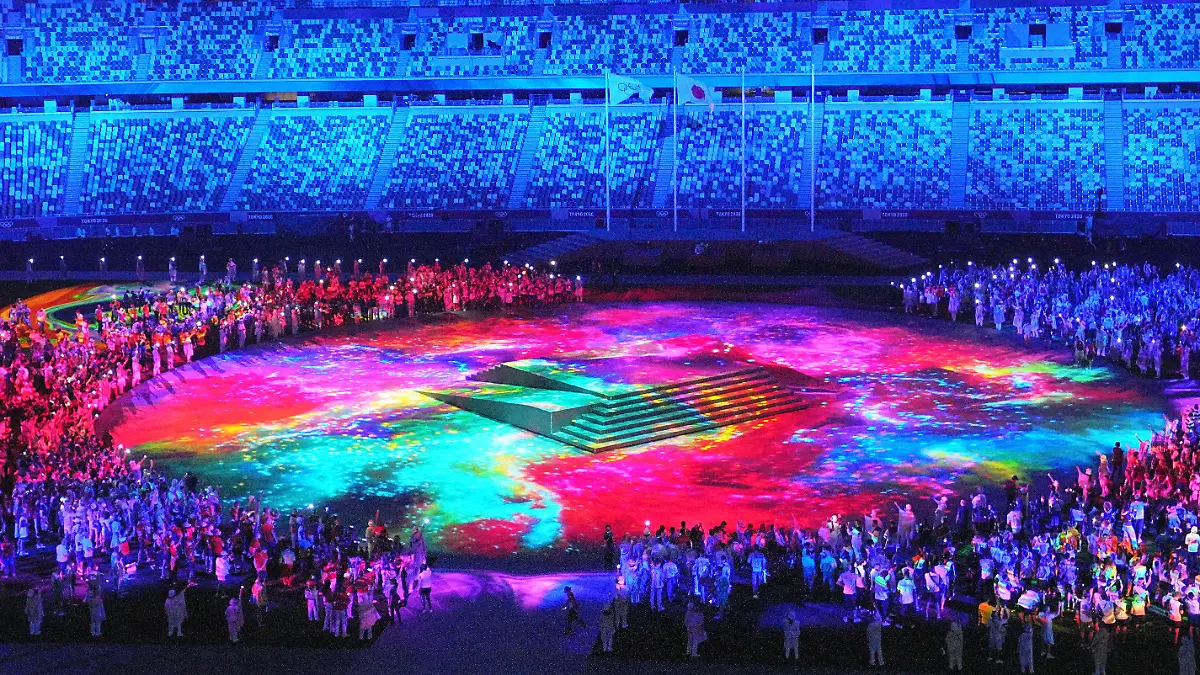 08.08.2021, Japan, Tokio: Olympia: Abschlussfeier im Olympiastadion. Farbenfrohe Inszenierung bei der Abschlusszeremonie. Foto: Michael Kappeler/dpa +++ dpa-Bildfunk +++