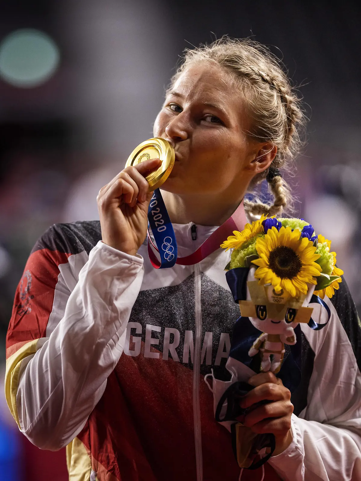 Sport Themen der Woche KW31 Tokyo Tokio, 02.08.2021, Japan, Olympic Games, Olympische Spiele, Olympia, OS Aline ROTTER FOCKEN GER holt küsst die Gold Medaille Ringen Wrestling - GRAY Adeline Maria vs ROTTER FOCKEN Aline Women s Freestyle 76kg Olympische Spiele, 2020 2021 Foto: Moritz Müller Only for Editorial use *** Tokyo Tokyo, 02 08 2021, Japan, Olympic Games Aline ROTTER FOCKEN GER gets kisses the gold medal Wrestling GRAY Adeline Maria vs ROTTER FOCKEN Aline Women s Freestyle 76kg Olympic Games, 2020 2021 Photo Moritz Müller Only for Editorial use