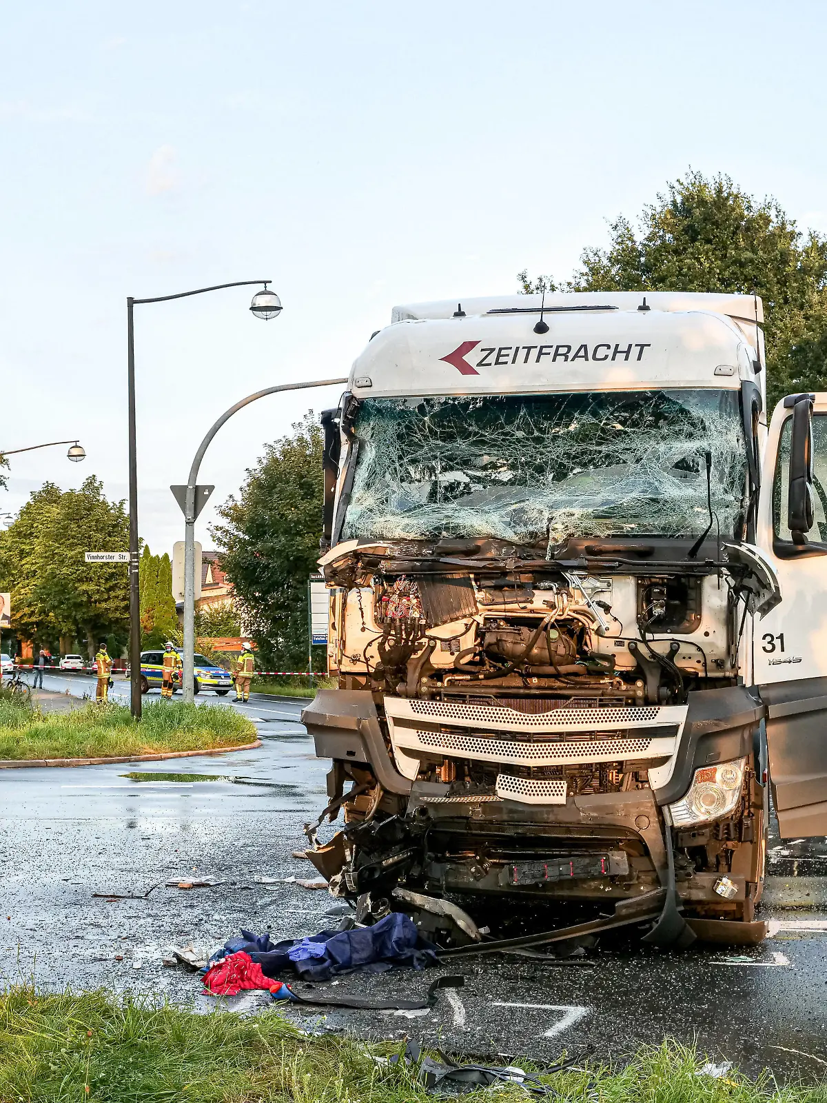  Ein Toter und 20 Verletzte bei Busunfall in Langenhagen In Langenhagen ist ein Linienbus mit einem LKW zusammengestoßen. Dabei wurde eine Person getötet und 20 Insassen des Linienbusses zum teil schwer verletzt. *** One dead and 20 injured in bus accident in Langenhagen In Langenhagen a bus collided with a truck One person was killed and 20 passengers of the bus were injured, some seriously Copyright: xBerndxGüntherx