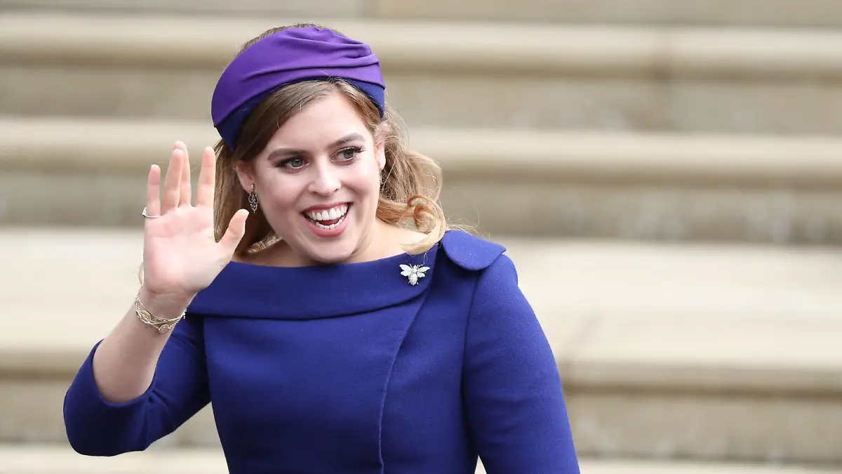 ARCHIV - 12.10.2018, Großbritannien, Windsor: Prinzessin Beatrice kommt zur Hochzeit von Prinzessin Eugenie und Jack Brooksbank an der St.-Georges-Kapelle von Schloss Windsor an. Die britische Königin Elizabeth II. (95) kann sich bald über ein weiteres Urenkelkind freuen: Wie der Palast am 19.05.2021 mitteilte, erwartet Prinzessin Beatrice (32) ein Baby. Foto: Steve Parsons/PA Wire/dpa +++ dpa-Bildfunk +++