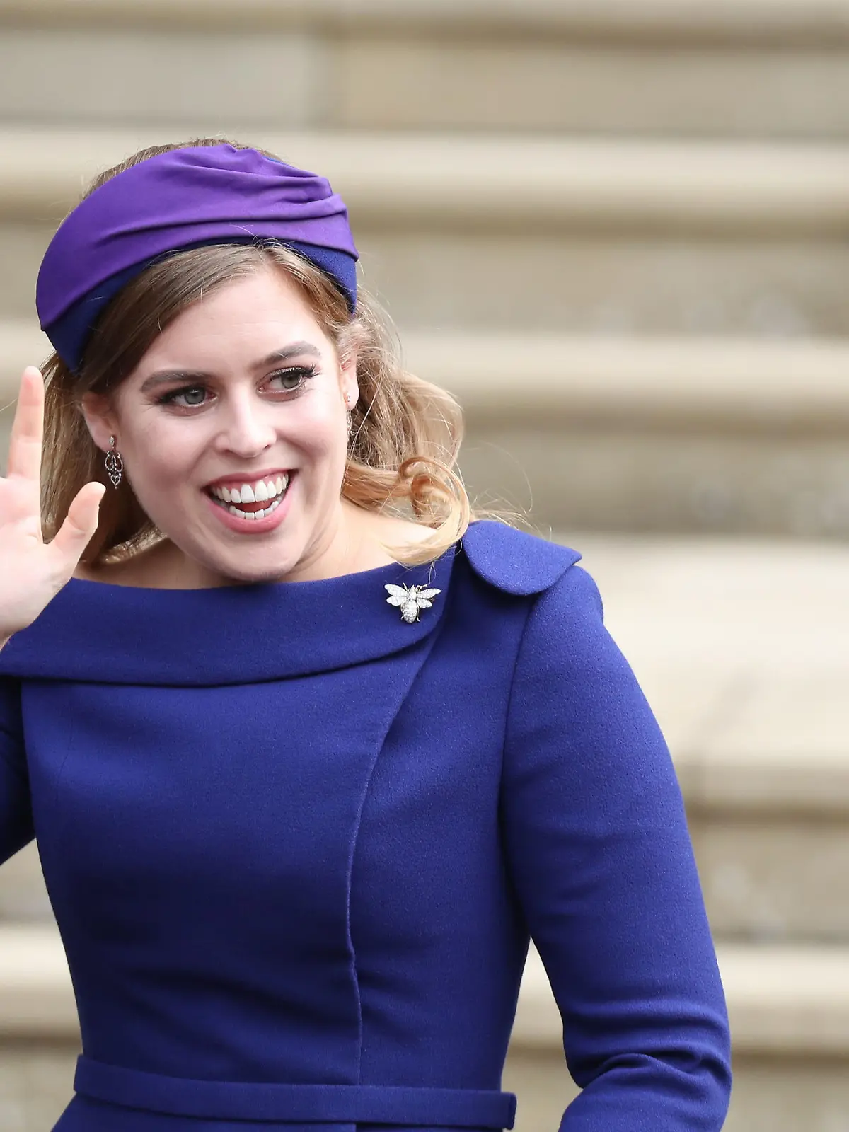ARCHIV - 12.10.2018, Großbritannien, Windsor: Prinzessin Beatrice kommt zur Hochzeit von Prinzessin Eugenie und Jack Brooksbank an der St.-Georges-Kapelle von Schloss Windsor an. Die britische Königin Elizabeth II. (95) kann sich bald über ein weiteres Urenkelkind freuen: Wie der Palast am 19.05.2021 mitteilte, erwartet Prinzessin Beatrice (32) ein Baby. Foto: Steve Parsons/PA Wire/dpa +++ dpa-Bildfunk +++