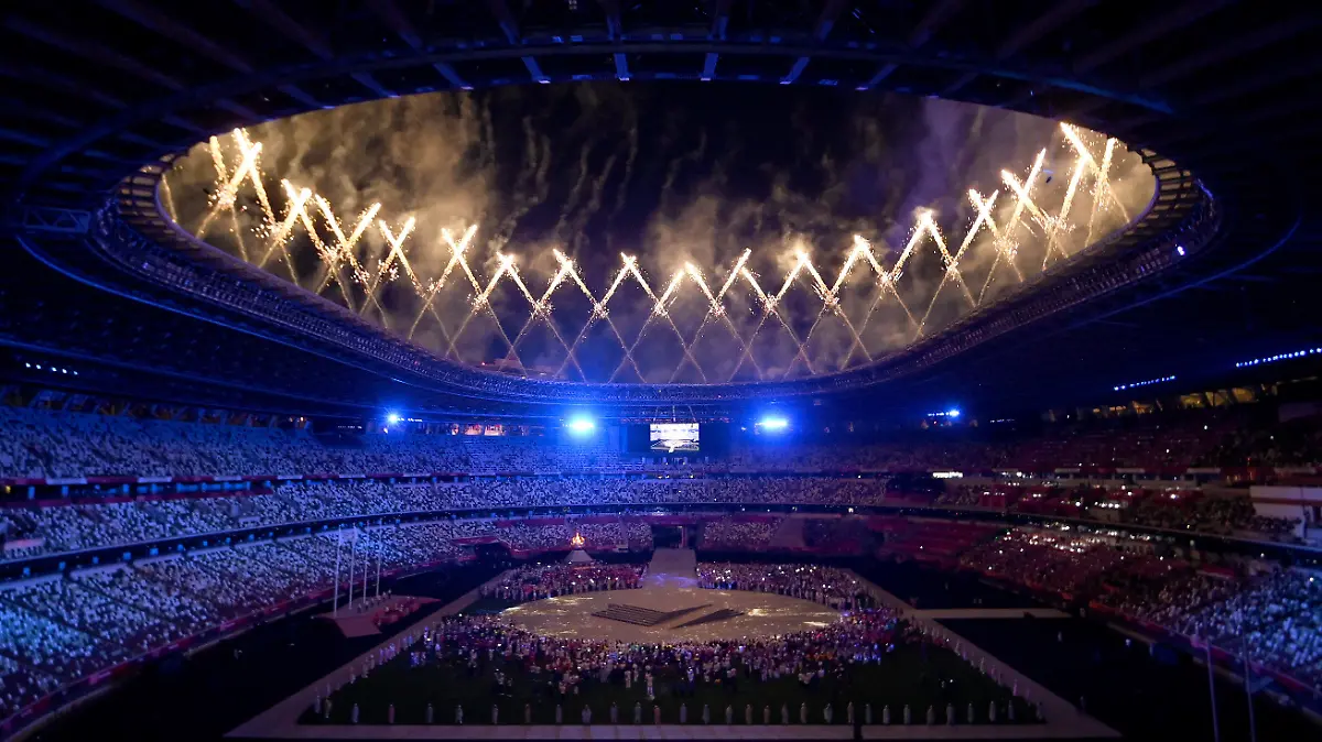 08.08.2021, Japan, Tokio: Olympia: Abschlussfeier im Olympiastadion. Feuerwerk während der Abschlusszeremonie. Foto: Marijan Murat/dpa +++ dpa-Bildfunk +++