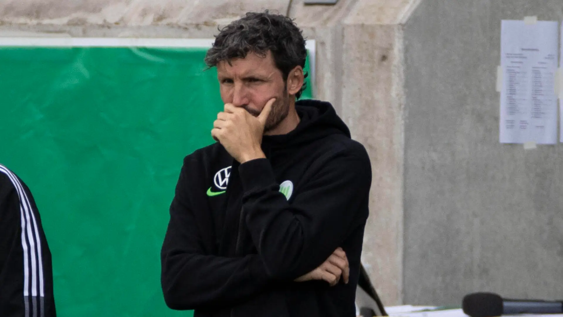  Fußball: DFB-Pokal, Saison 2021/2022, 1. Runde, SC Preußen Münster - VfL Wolfsburg am 08.08.2021 in Münster Nordrhein-Westfalen. Wolfsburgs Trainer Mark van Bommel beobachtet das Spiel WICHTIGER HINWEIS: Gemäß den Vorgaben der DFL Deutsche Fußball Liga bzw. des DFB Deutscher Fußball-Bund ist es untersagt, in dem Stadion und/oder vom Spiel angefertigte Fotoaufnahmen in Form von Sequenzbildern und/oder videoähnlichen Fotostrecken zu verwerten bzw. verwerten zu lassen. *** Football DFB Cup, season 2021 2022, 1 round, SC Preußen Münster VfL Wolfsburg on 08 08 2021 in Münster North Rhine Westphalia Wolfsburg coach Mark van Bommel observes the game IMPORTANT NOTE According to the requirements of the DFL German Football League and the DFB German Football Association is prohibited in the stadium and or from the game made photographs in the form of sequence pictures and or video-like photo series to exploit or exploit to let Copyright: xKirchner/MarcoxSteinbrennerx