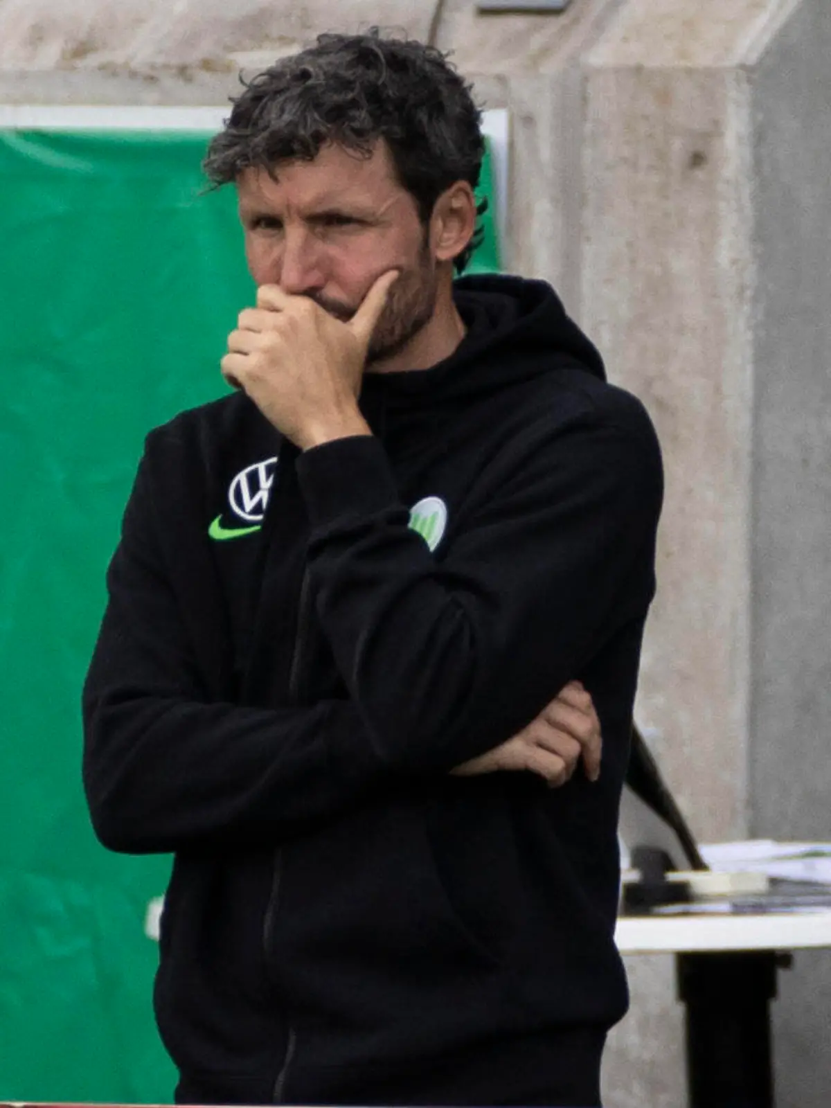  Fußball: DFB-Pokal, Saison 2021/2022, 1. Runde, SC Preußen Münster - VfL Wolfsburg am 08.08.2021 in Münster Nordrhein-Westfalen. Wolfsburgs Trainer Mark van Bommel beobachtet das Spiel WICHTIGER HINWEIS: Gemäß den Vorgaben der DFL Deutsche Fußball Liga bzw. des DFB Deutscher Fußball-Bund ist es untersagt, in dem Stadion und/oder vom Spiel angefertigte Fotoaufnahmen in Form von Sequenzbildern und/oder videoähnlichen Fotostrecken zu verwerten bzw. verwerten zu lassen. *** Football DFB Cup, season 2021 2022, 1 round, SC Preußen Münster VfL Wolfsburg on 08 08 2021 in Münster North Rhine Westphalia Wolfsburg coach Mark van Bommel observes the game IMPORTANT NOTE According to the requirements of the DFL German Football League and the DFB German Football Association is prohibited in the stadium and or from the game made photographs in the form of sequence pictures and or video-like photo series to exploit or exploit to let Copyright: xKirchner/MarcoxSteinbrennerx