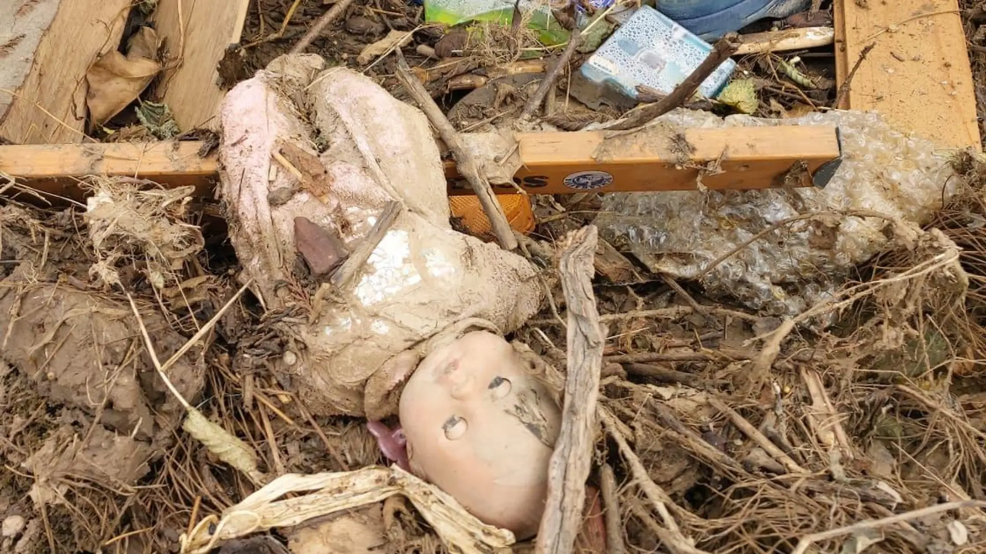 Nach der Flutkatastrophe in Rheinland-Pfalz haben Fluthelfer aus Niedersachsen eine Puppe gefunden. Nach einer Suchaktion ist jetzt die Besitzerin, ein 4-jähriges Mädchen aus Dernau gefunden worden.