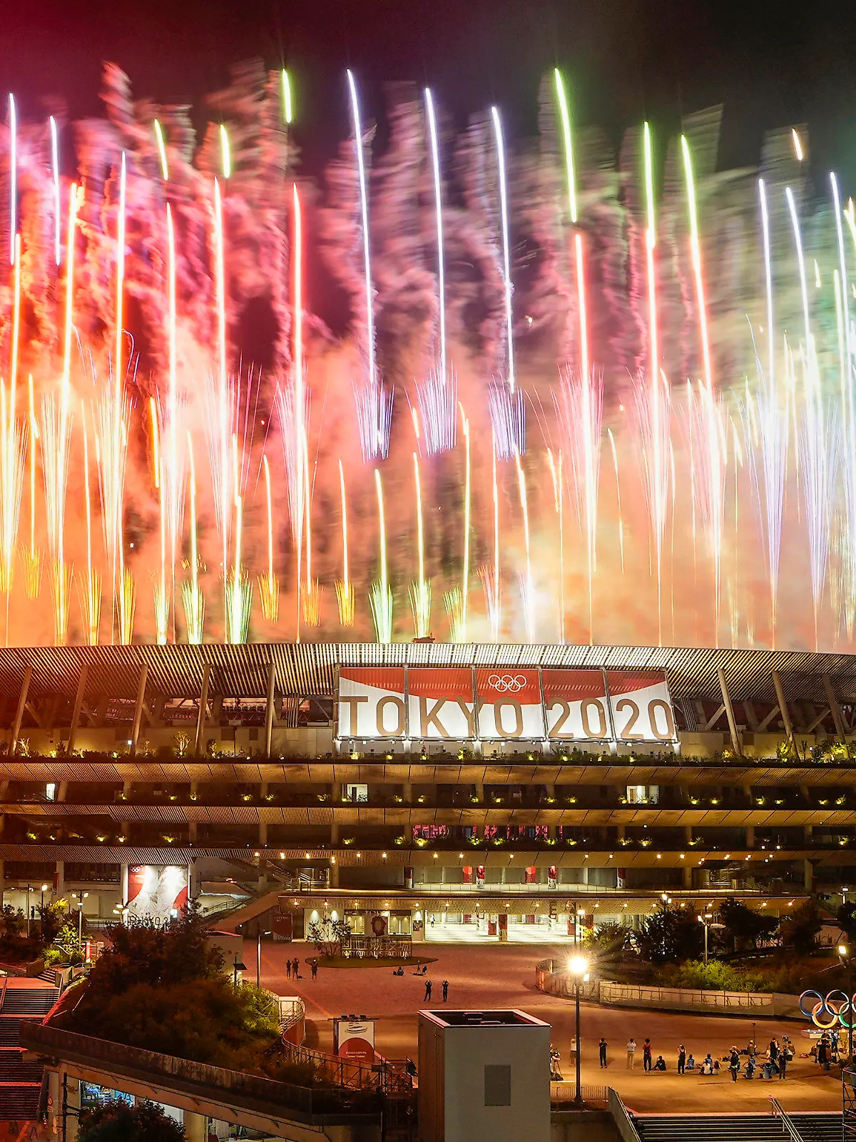08.08.2021, Japan, Tokio: Olympia: Abschlussfeier im Olympiastadion. Feuerwerk während der Abschlusszeremonie. Foto: Kiichiro Sato/AP/dpa +++ dpa-Bildfunk +++