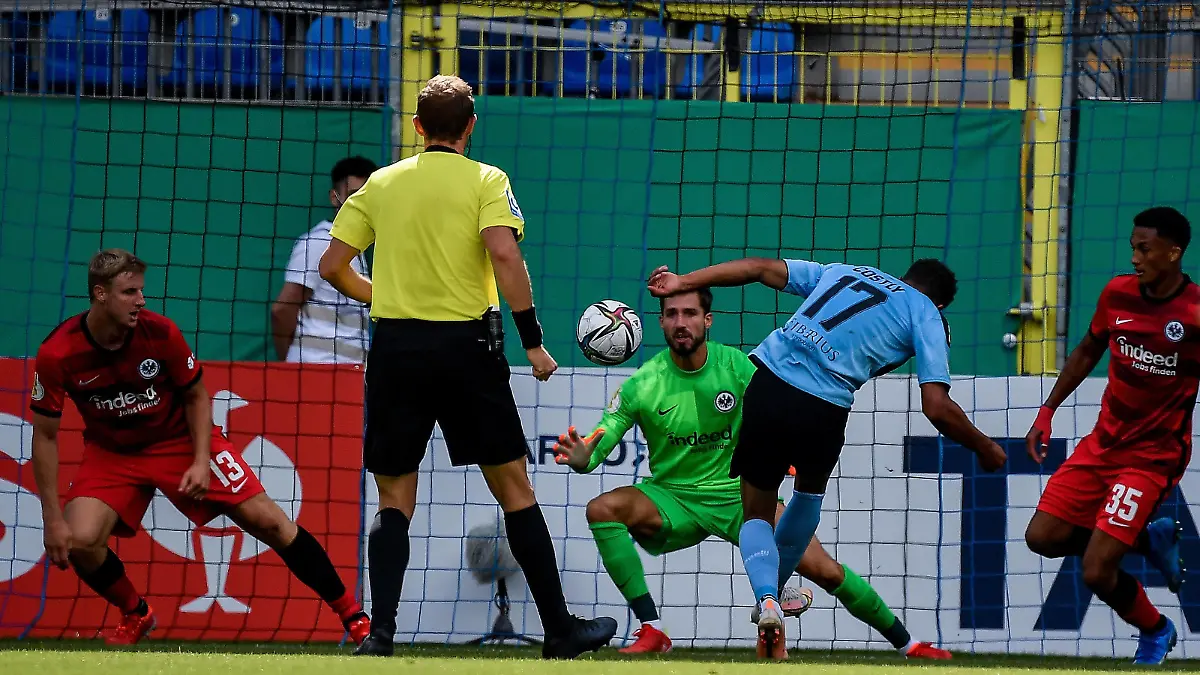  08.08.2021, xpsx, Fussball DFB Pokal 1.Runde, SV Waldhof Mannheim - Eintracht Frankfurt v.l. Martin Hinteregger Eintracht Frankfurt, Kevin Trapp Eintracht Frankfurt, Marcel Costly Waldhof Mannheim DFL/DFB REGULATIONS PROHIBIT ANY USE OF PHOTOGRAPHS as IMAGE SEQUENCES and/or QUASI-VIDEO emspor Wiesbaden *** 08 08 2021, xpsx, football DFB Pokal 1 round, SV Waldhof Mannheim Eintracht Frankfurt v l Martin Hinteregger Eintracht Frankfurt , Kevin Trapp Eintracht Frankfurt , Marcel Costly Waldhof Mannheim DFL DFB REGULATIONS PROHIBIT ANY USE OF PHOTOGRAPHS as IMAGE SEQUENCES and or QUASI VIDEO emspor Wiesbaden