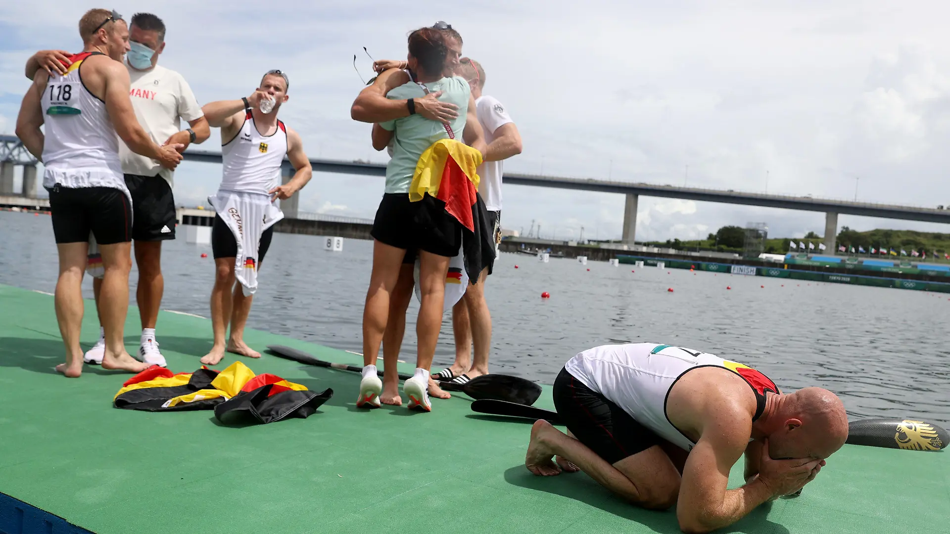 07.08.2021, Japan, Tokio: Kanu: Olympia, Kajak-Vierer, 500 m, Herren, Finale im Sea Forest Waterway. Kajak-Vierer aus Deutschland mit Max Rendschmidt, Ronald Rauhe (r), Tom Liebscher und Max Lemke jubeln über Gold. Foto: Jan Woitas/dpa +++ dpa-Bildfunk +++
