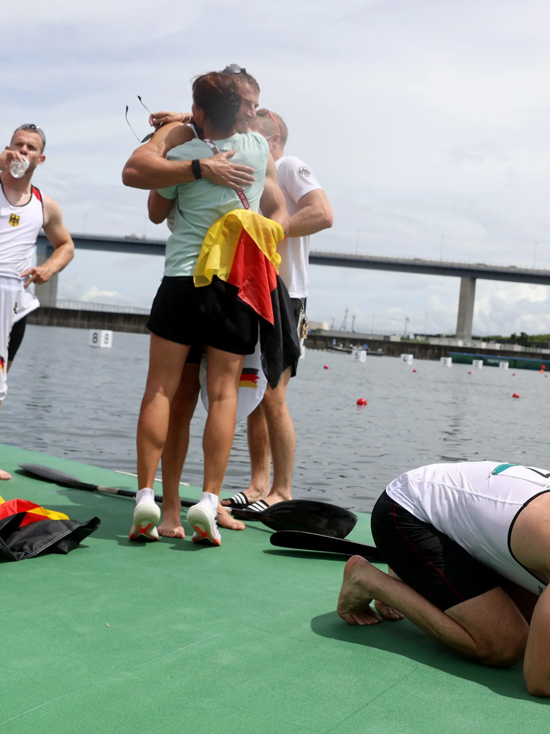 07.08.2021, Japan, Tokio: Kanu: Olympia, Kajak-Vierer, 500 m, Herren, Finale im Sea Forest Waterway. Kajak-Vierer aus Deutschland mit Max Rendschmidt, Ronald Rauhe (r), Tom Liebscher und Max Lemke jubeln über Gold. Foto: Jan Woitas/dpa +++ dpa-Bildfunk +++