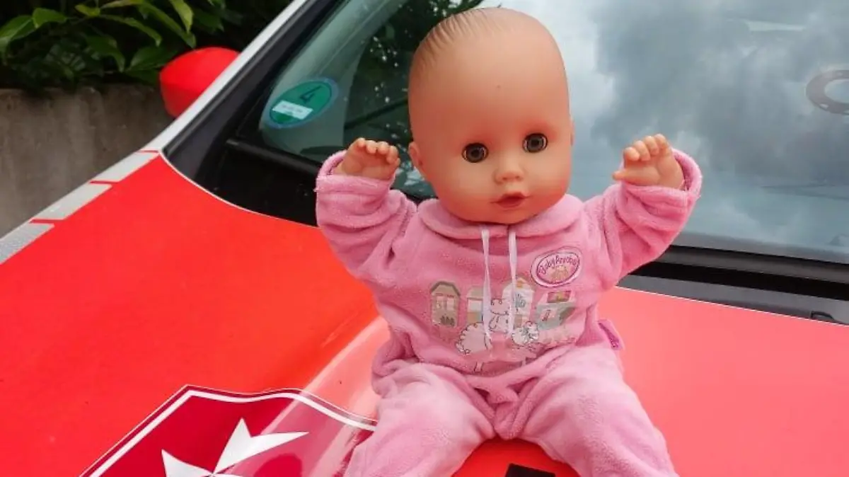 Nach der Flutkatastrophe in Rheinland-Pfalz haben Fluthelfer aus Niedersachsen eine Puppe gefunden. Nach einer Suchaktion ist jetzt die Besitzerin, ein 4-jähriges Mädchen aus Dernau gefunden worden.
