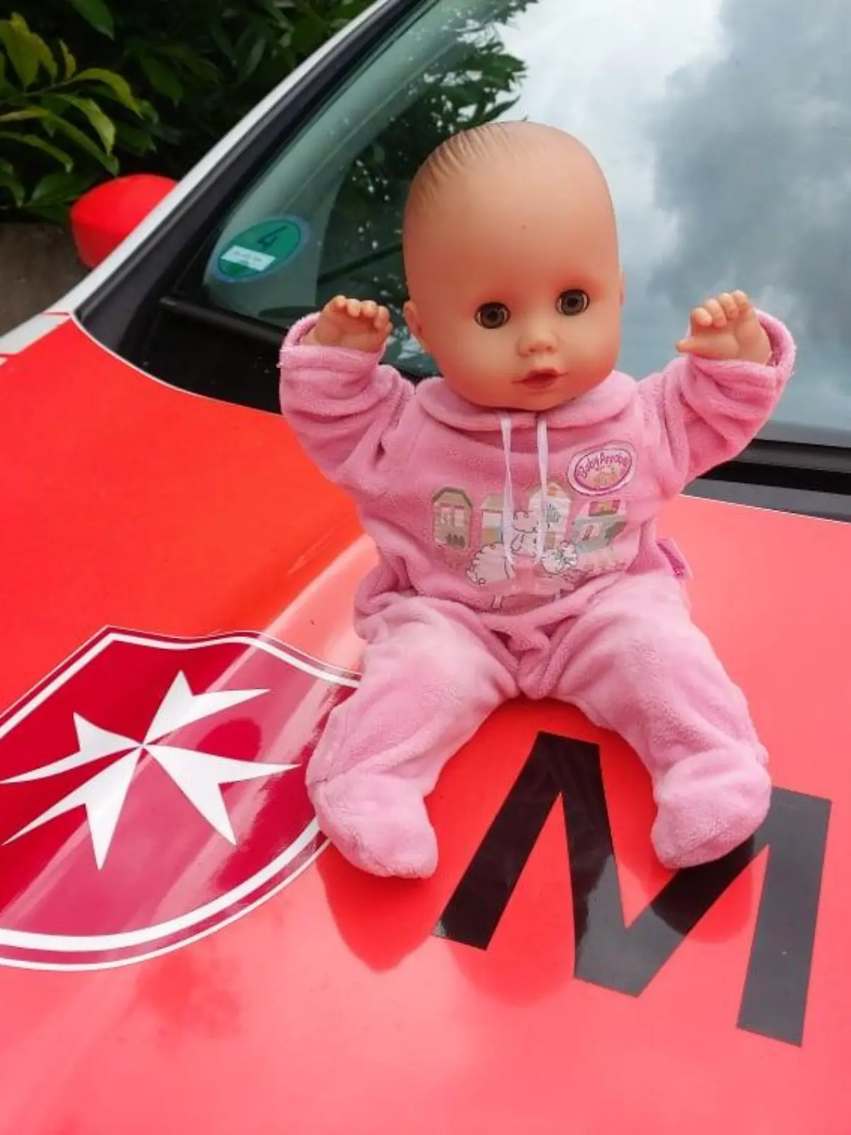 Nach der Flutkatastrophe in Rheinland-Pfalz haben Fluthelfer aus Niedersachsen eine Puppe gefunden. Nach einer Suchaktion ist jetzt die Besitzerin, ein 4-jähriges Mädchen aus Dernau gefunden worden.