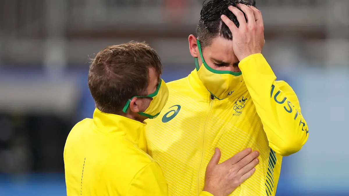 OLY21 MENS HOCKEY AUST BELGIUM, Blake Govers ois consoled by a team mate ahead of the medal ceremony after their loss to Belgium in the Men s Gold Medal final Hockey match between Australia and Belgium at Oi Hockey Stadium during the Tokyo Olympic Games, Olympische Spiele, Olympia, OS in Tokyo Thursday, August 5, 2021. ACHTUNG: NUR REDAKTIONELLE NUTZUNG, KEINE ARCHIVIERUNG UND KEINE BUCHNUTZUNG TOKYO TOKYO JAPAN PUBLICATIONxINxGERxSUIxAUTxONLY Copyright: xJOExGIDDENSx 20210805001564488637