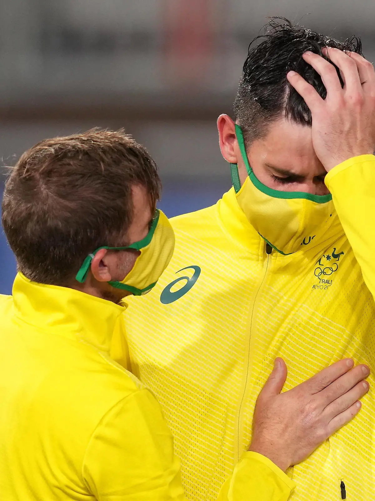 OLY21 MENS HOCKEY AUST BELGIUM, Blake Govers ois consoled by a team mate ahead of the medal ceremony after their loss to Belgium in the Men s Gold Medal final Hockey match between Australia and Belgium at Oi Hockey Stadium during the Tokyo Olympic Games, Olympische Spiele, Olympia, OS in Tokyo Thursday, August 5, 2021.  ACHTUNG: NUR REDAKTIONELLE NUTZUNG, KEINE ARCHIVIERUNG UND KEINE BUCHNUTZUNG TOKYO TOKYO JAPAN PUBLICATIONxINxGERxSUIxAUTxONLY Copyright: xJOExGIDDENSx 20210805001564488637 