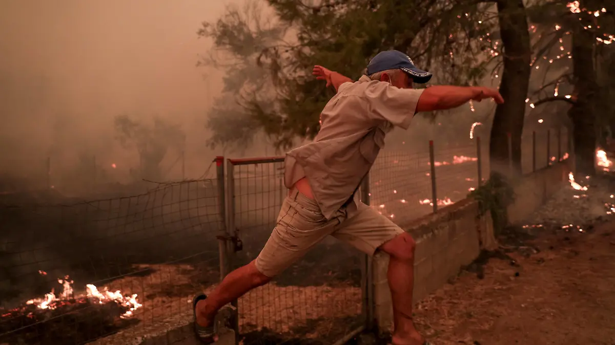  Griechenland - Insel Euböa, Feuer im Norden der griechischen Insel Euböa Evia, Momentaufnahme in Pefki am 8. August 2021. Die Einwohner des Ortes versuchen verzweifelt, das Feuer aufzuhalten. Feuer in Euböa - Insel Evia *** Greece island of Euboea, fire in the north of the Greek island of Euboea Evia , snapshot in Pefki on August 8, 2021 Residents of the village try desperately to stop the fire Fire in Euboea island Evia PUBLICATIONxNOTxINxGRE ANE5355958