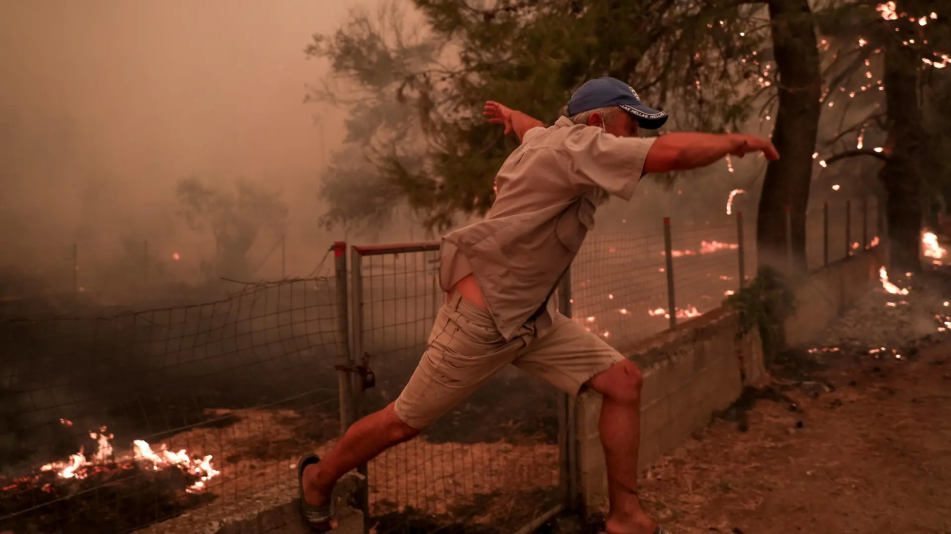  Griechenland - Insel Euböa, Feuer im Norden der griechischen Insel Euböa Evia, Momentaufnahme in Pefki am 8. August 2021. Die Einwohner des Ortes versuchen verzweifelt, das Feuer aufzuhalten. Feuer in Euböa - Insel Evia *** Greece island of Euboea, fire in the north of the Greek island of Euboea Evia , snapshot in Pefki on August 8, 2021 Residents of the village try desperately to stop the fire Fire in Euboea island Evia PUBLICATIONxNOTxINxGRE ANE5355958