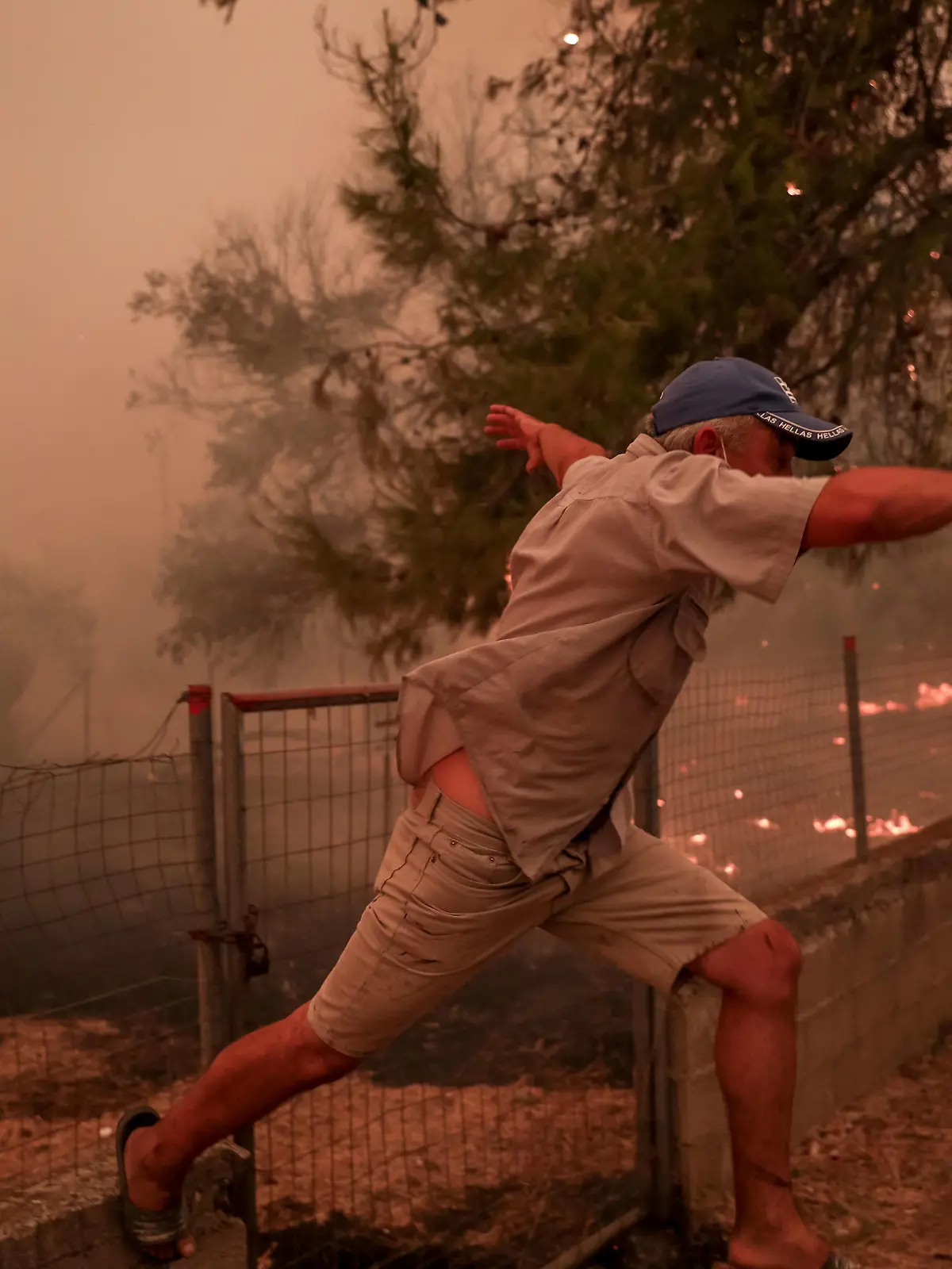  Griechenland - Insel Euböa, Feuer im Norden der griechischen Insel Euböa Evia, Momentaufnahme in Pefki am 8. August 2021. Die Einwohner des Ortes versuchen verzweifelt, das Feuer aufzuhalten. Feuer in Euböa - Insel Evia *** Greece island of Euboea, fire in the north of the Greek island of Euboea Evia , snapshot in Pefki on August 8, 2021 Residents of the village try desperately to stop the fire Fire in Euboea island Evia PUBLICATIONxNOTxINxGRE ANE5355958