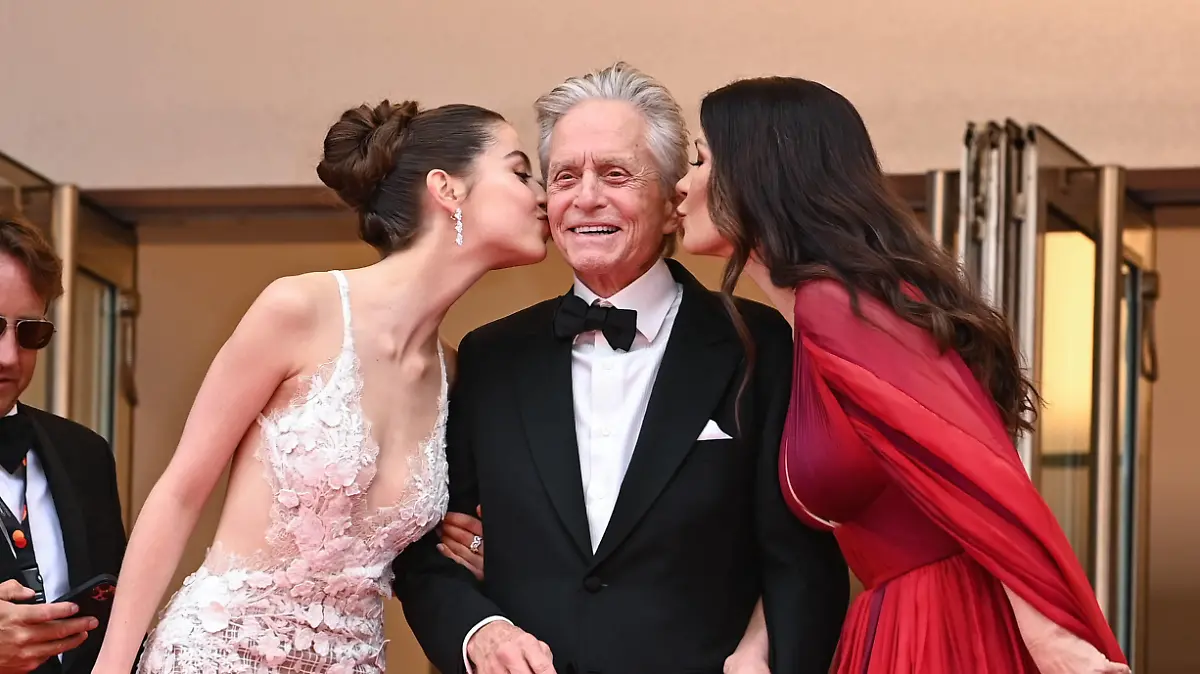 Internationale Filmfestspiele von Cannes, Eröffnung Jeanne Du Barry Gala Screening - 76th Cannes Film Festival Catherine Zeta-Douglas and Michael Douglas and Carys Zeta-Douglas arriving at the gala screening of Jeanne Du Barry, part of the 76th Cannes Film Festival, Palais des Festival. Credit: Doug Peters/EMPICS PUBLICATIONxNOTxINxUKxIRL Copyright: xDougxPetersx 72197834