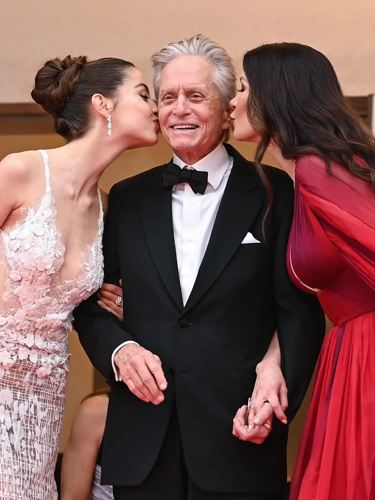 Internationale Filmfestspiele von Cannes, Eröffnung Jeanne Du Barry Gala Screening - 76th Cannes Film Festival Catherine Zeta-Douglas and Michael Douglas and Carys Zeta-Douglas arriving at the gala screening of Jeanne Du Barry, part of the 76th Cannes Film Festival, Palais des Festival. Credit: Doug Peters/EMPICS PUBLICATIONxNOTxINxUKxIRL Copyright: xDougxPetersx 72197834