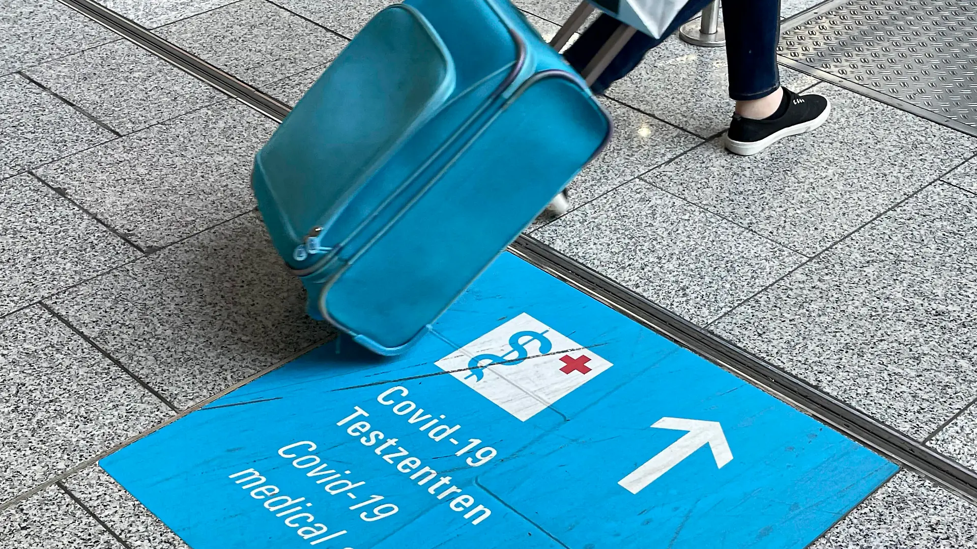 Symbolfoto eines Hinweisschild zum Corona Testzentrum am Flughafen Symbolbild eines Hinweisschild und Wegweiser zum Corona Testzentrum am Flughafen fuer Reisende und Reiseruekkehrer zur Erlangung eines gueltigen Corona Testergebnis Deutschland *** Symbol photo of a sign to the Corona test center at the airport Symbol photo of a sign and signpost to the Corona test center at the airport for travelers and travelers returning to obtain a valid Corona test result Germany