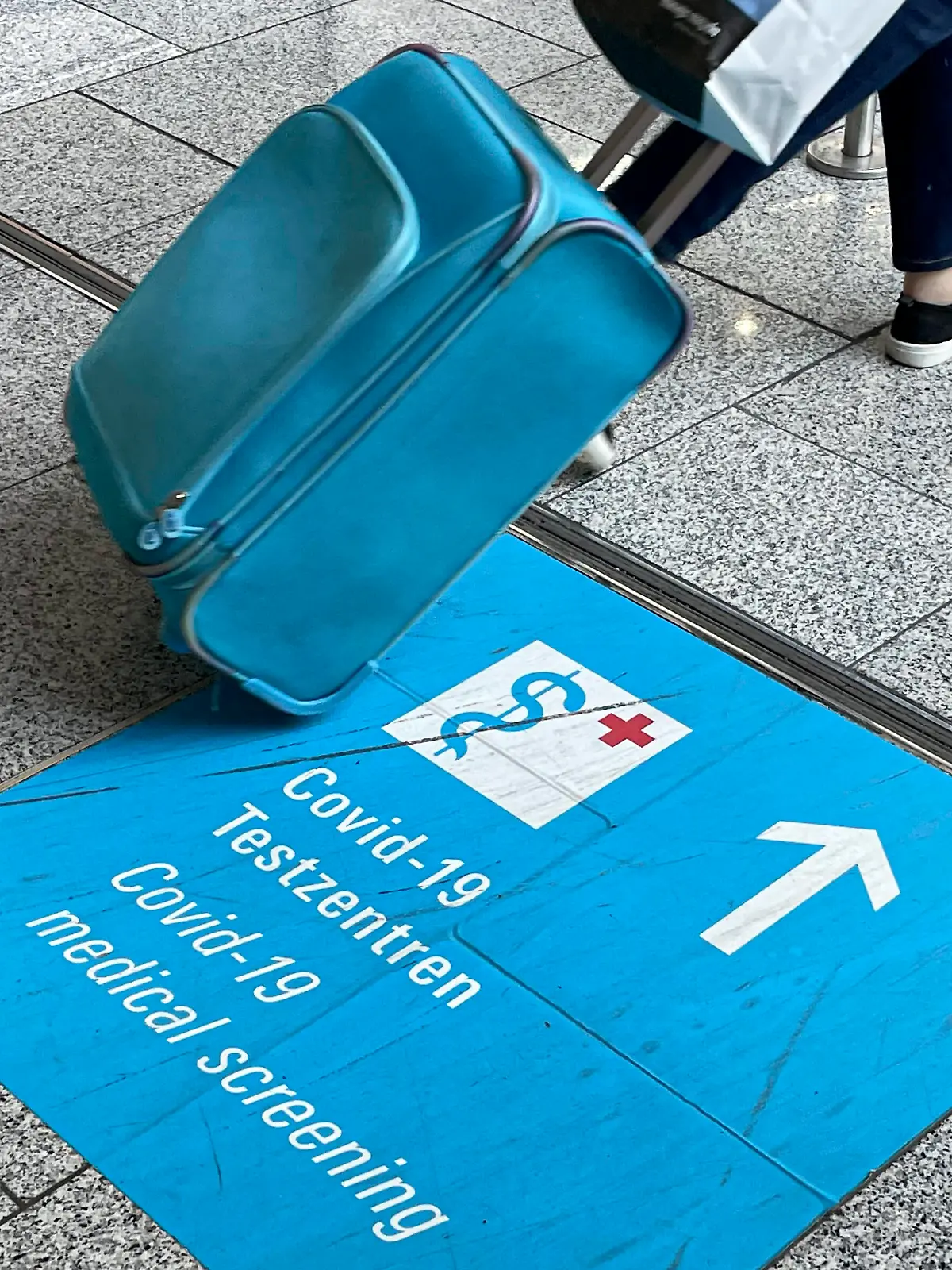 Symbolfoto eines Hinweisschild zum Corona Testzentrum am Flughafen Symbolbild eines Hinweisschild und Wegweiser zum Corona Testzentrum am Flughafen fuer Reisende und Reiseruekkehrer zur Erlangung eines gueltigen Corona Testergebnis Deutschland *** Symbol photo of a sign to the Corona test center at the airport Symbol photo of a sign and signpost to the Corona test center at the airport for travelers and travelers returning to obtain a valid Corona test result Germany 